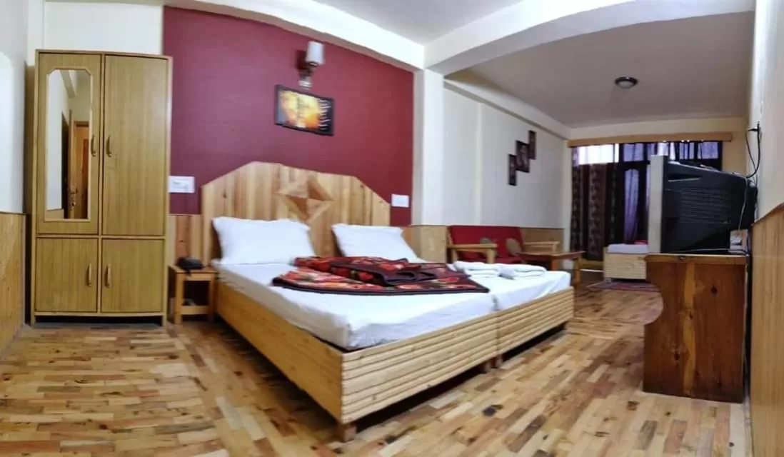 Photo of the whole room in Soham's Chateau De Naggar - Manali