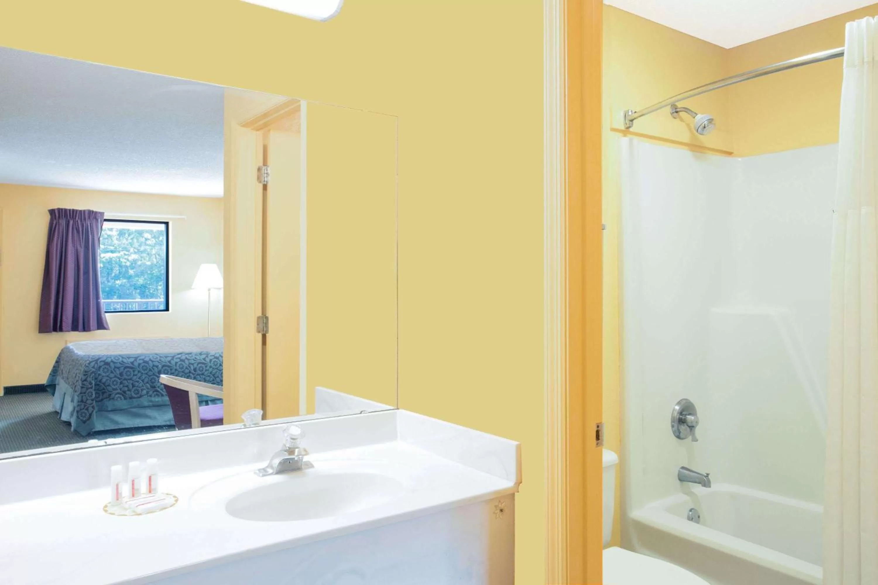 Bathroom in Days Inn by Wyndham Camilla