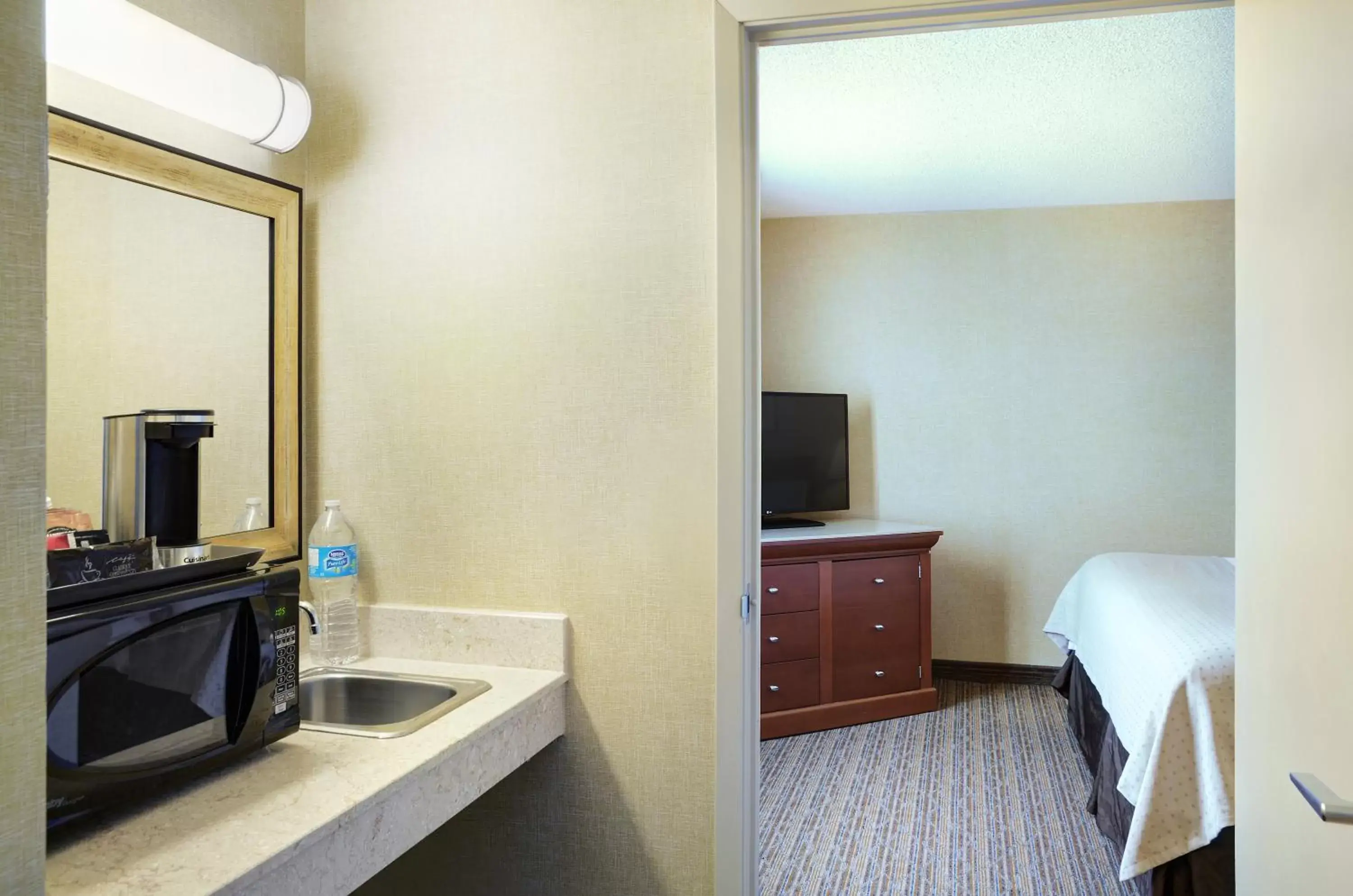 Holiday Inn Hotel & Suites London by IHG Holiday Inn Hotel & Suites London by IHG