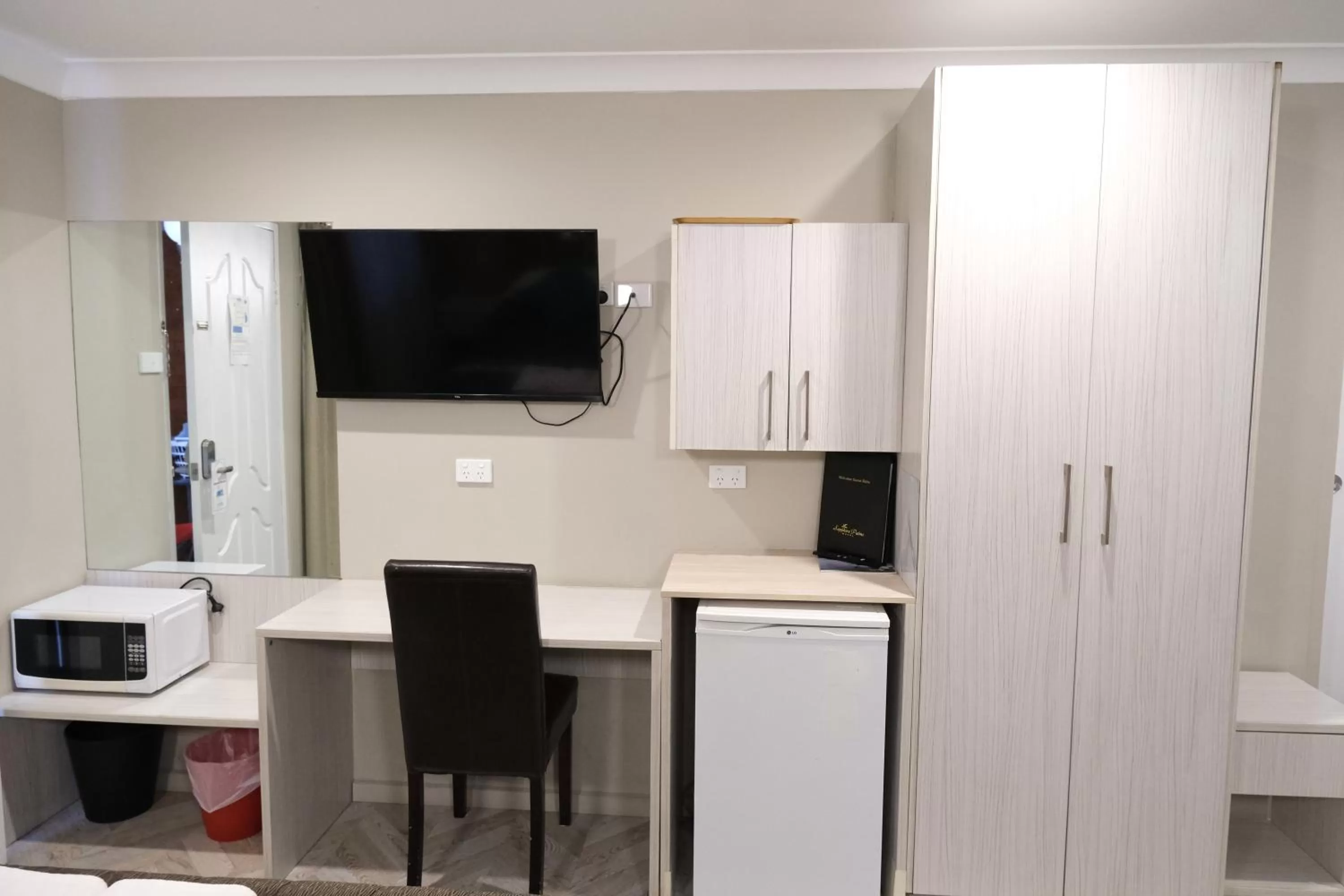 TV and multimedia in Sapphire Palms Motel