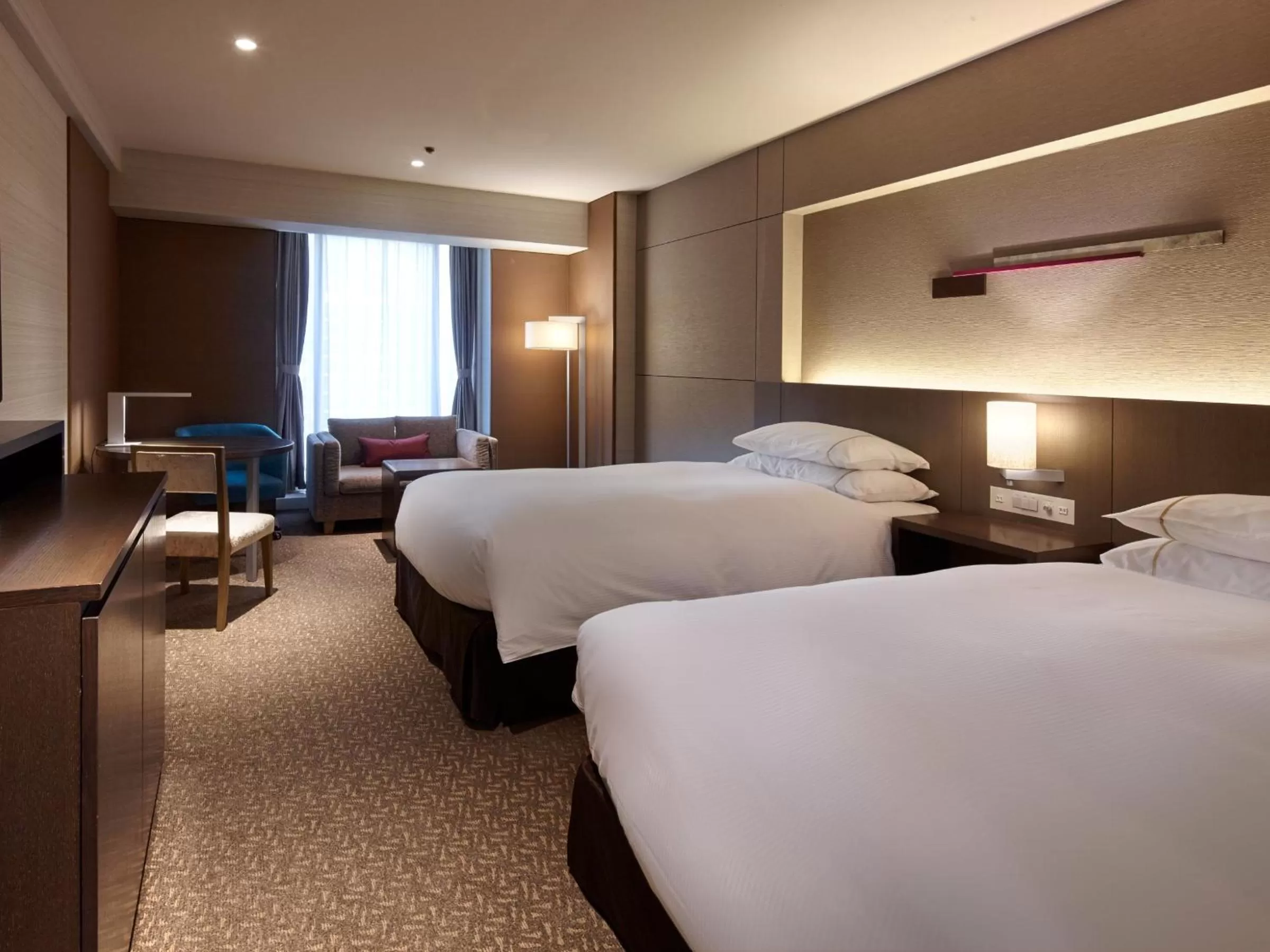 Photo of the whole room, Bed in Sheraton Miyako Hotel Osaka