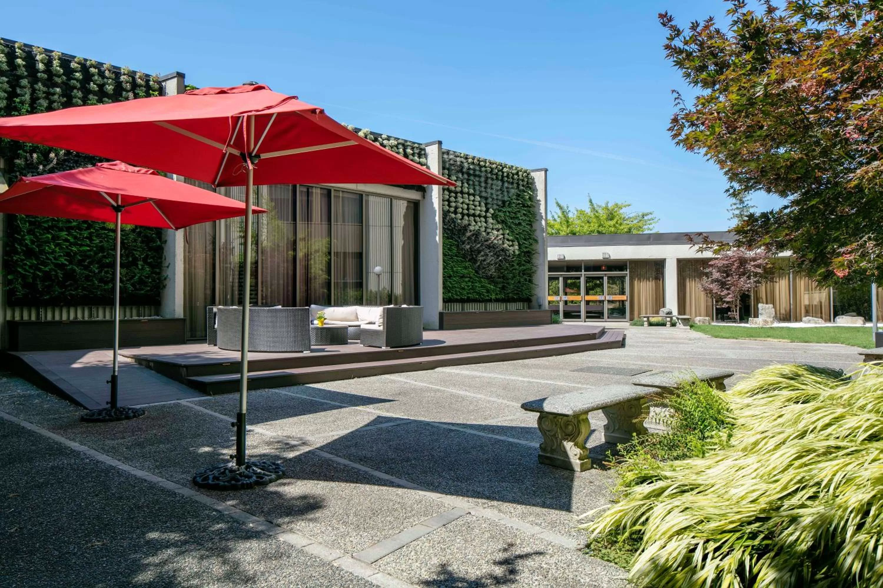 Garden, Property Building in Radisson Blu Vancouver Airport Hotel & Marina