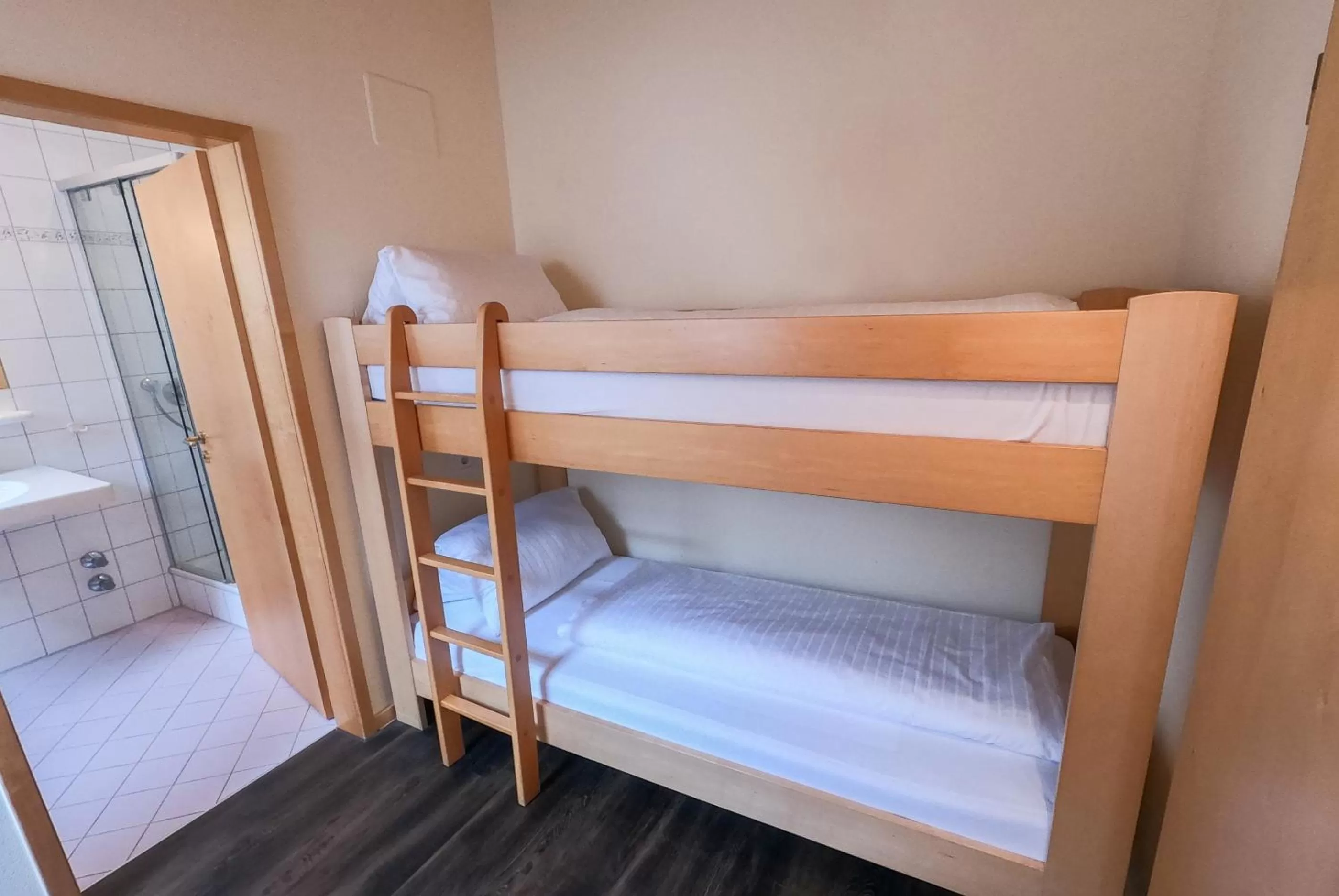 bunk bed, Bed in Berggasthof Höchsten