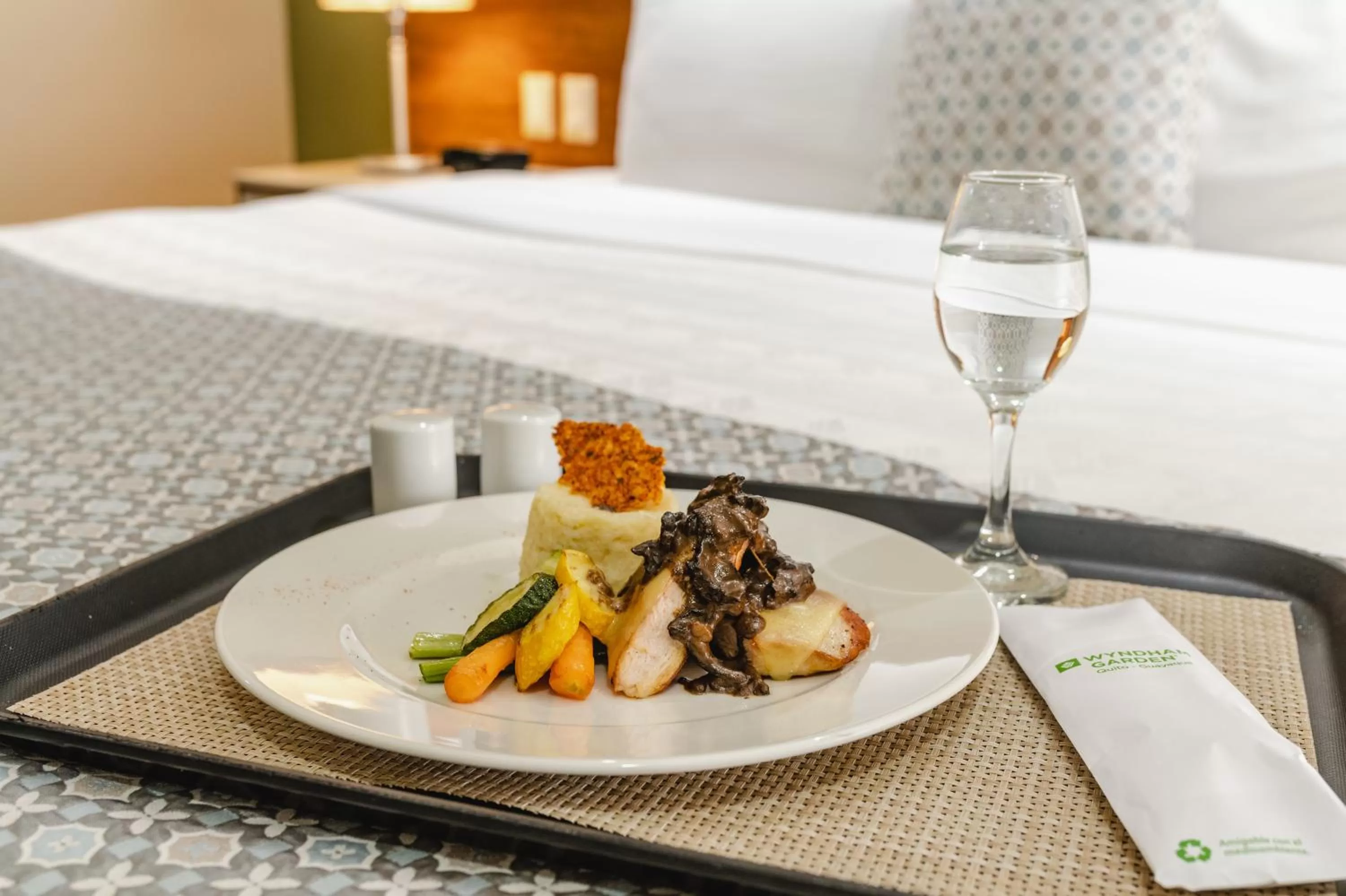 Bed in Wyndham Garden Guayaquil