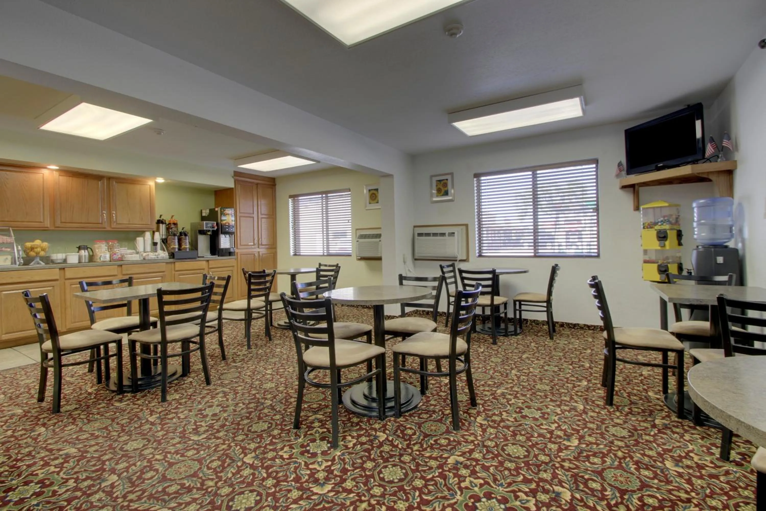 Restaurant/places to eat in Super 8 by Wyndham Manhattan KS