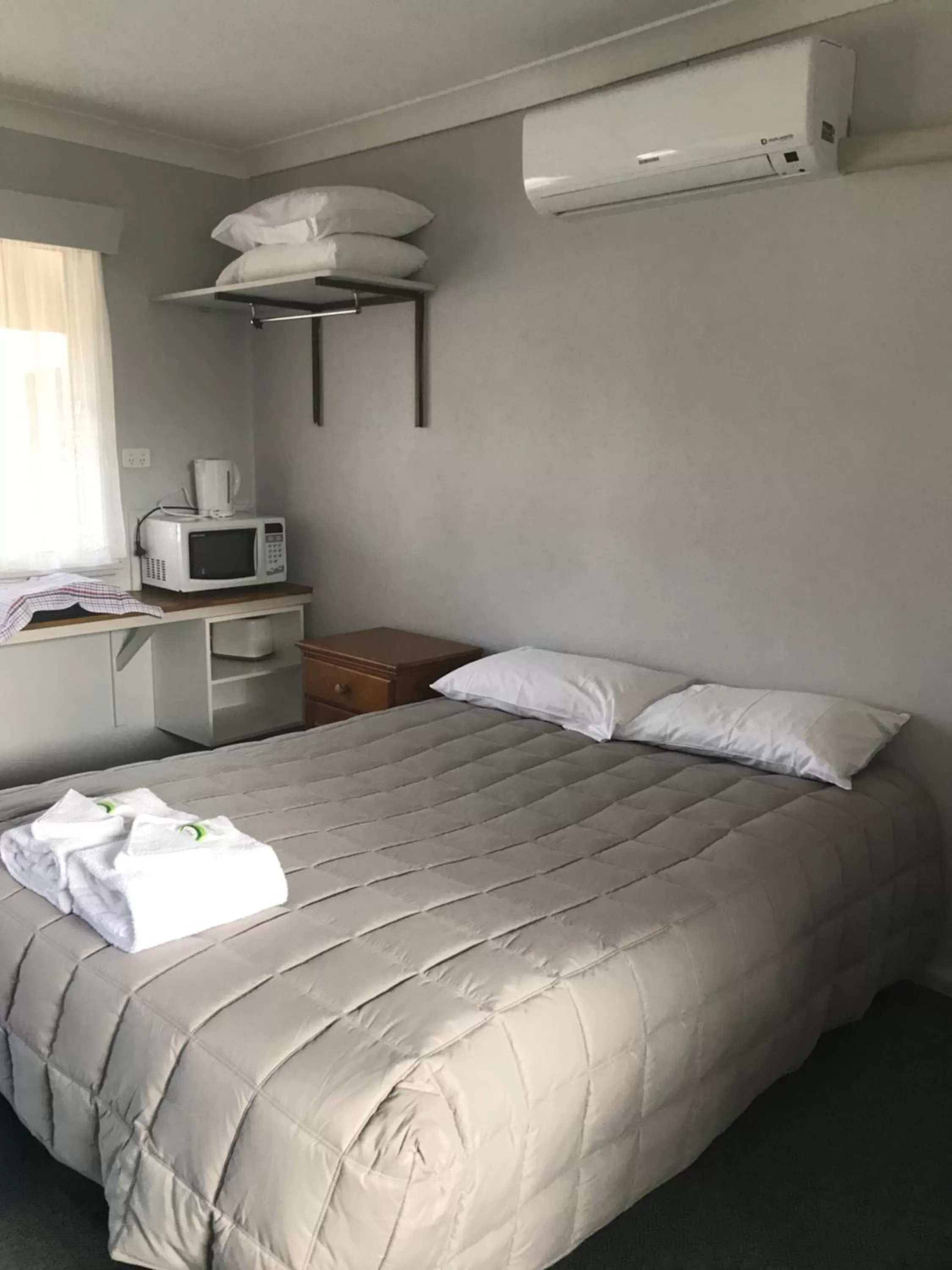 Bed in Kootingal Landview Motel