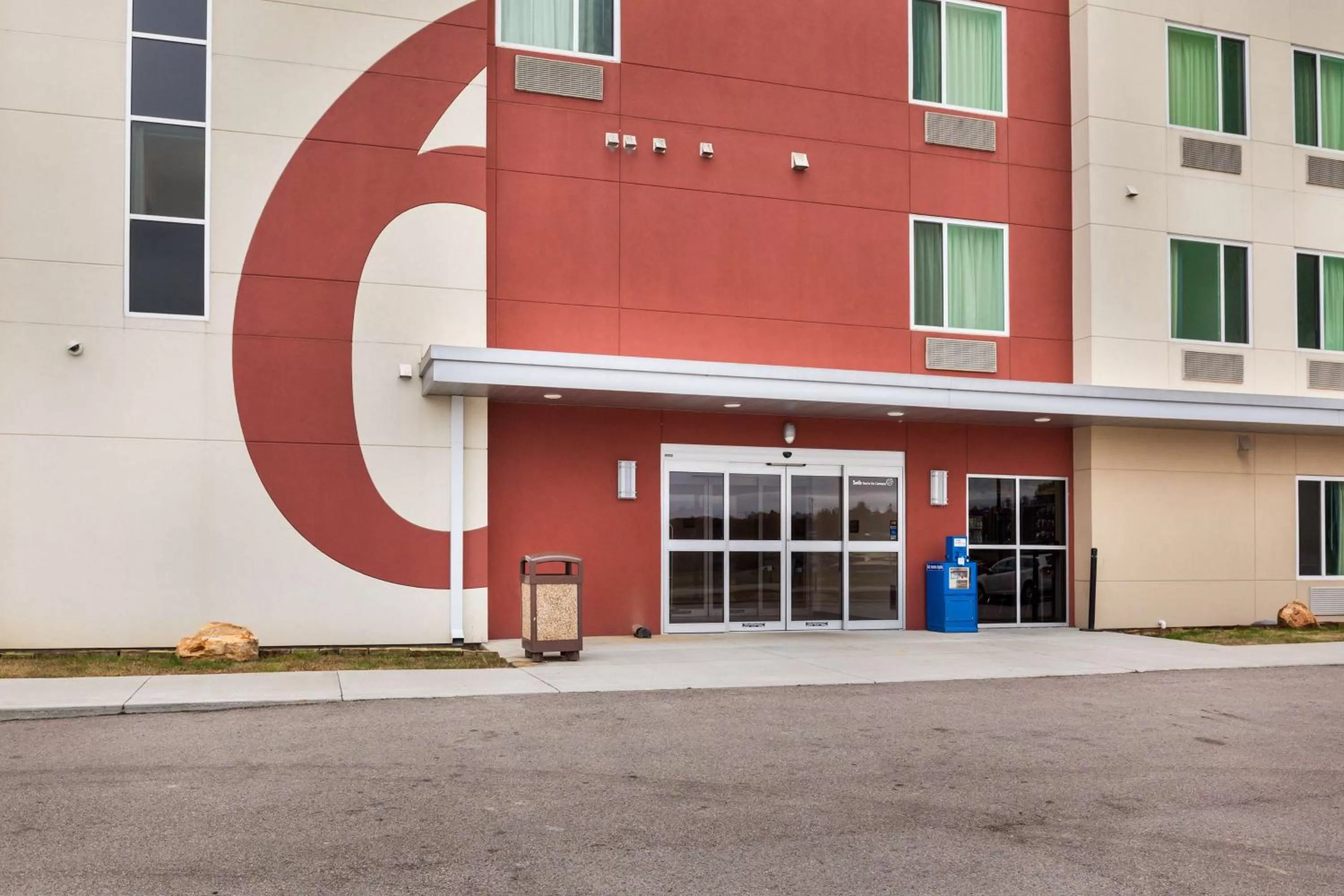 Property building in Motel 6 Poplar Bluff, MO