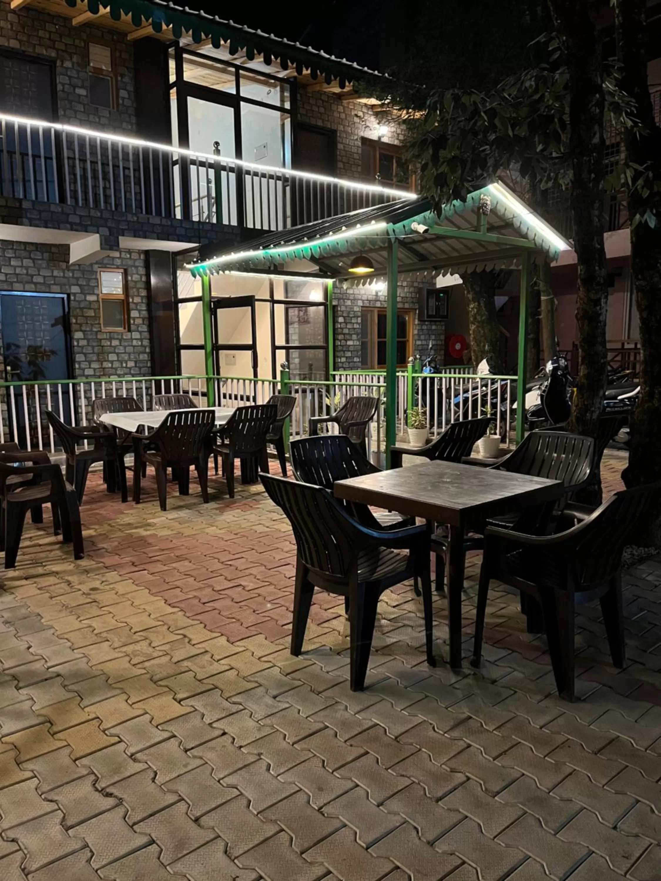 Restaurant/Places to Eat in Cedar Woods Resort