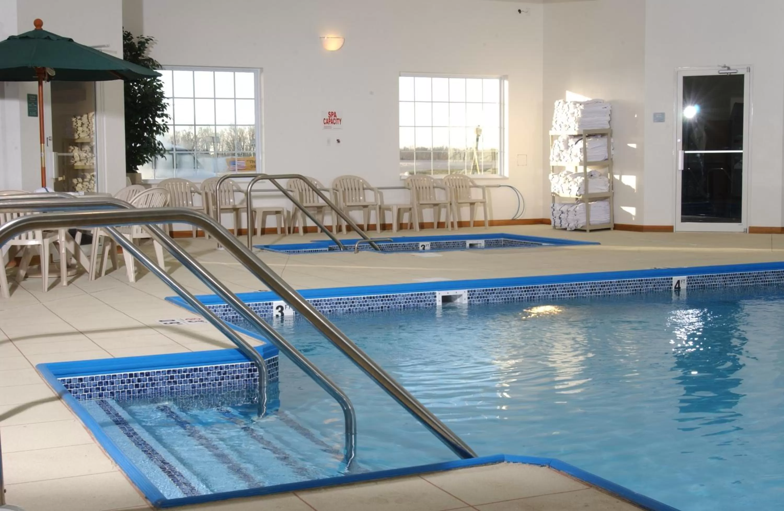 Hot Tub in Oak Hill Inn & Suites