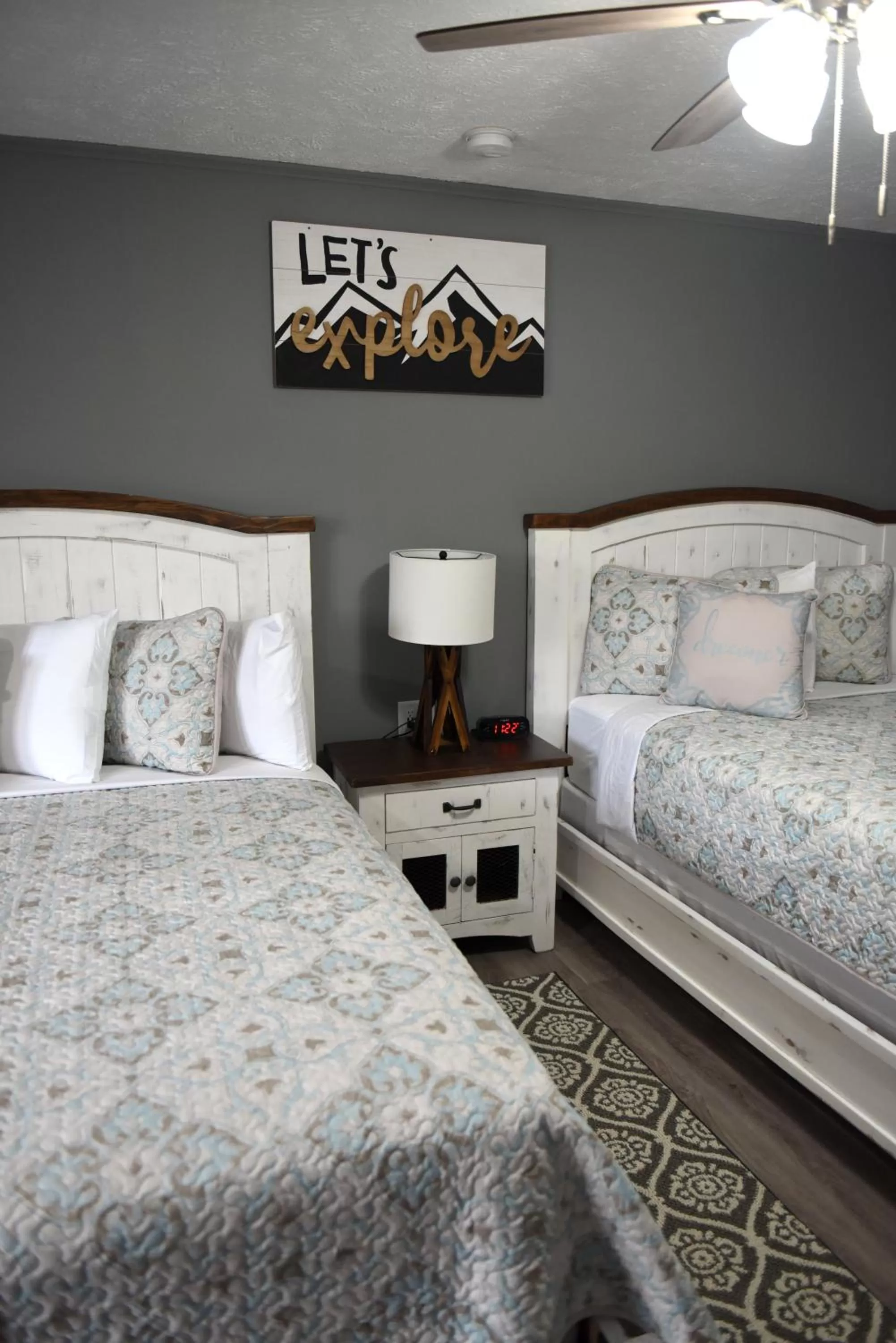 Photo of the whole room, Bed in Heidi Motel - Helen