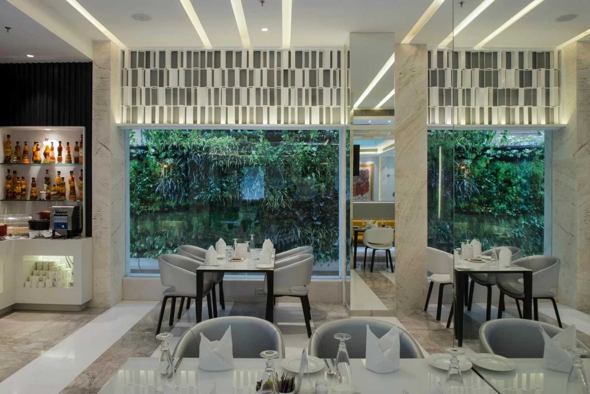Restaurant/places to eat in Eastin Residences Vadodara