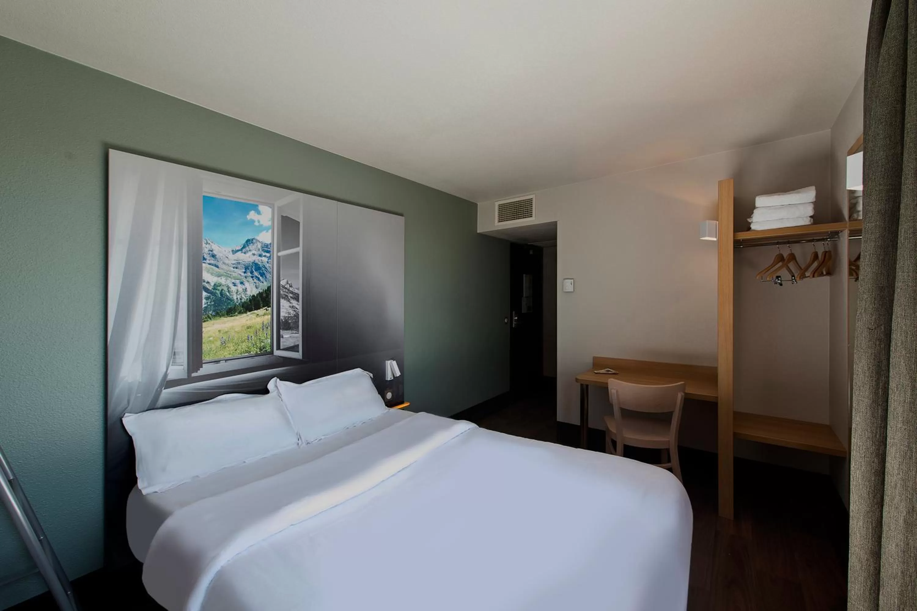 Bedroom, Bed in B&B HOTEL Pau Zénith