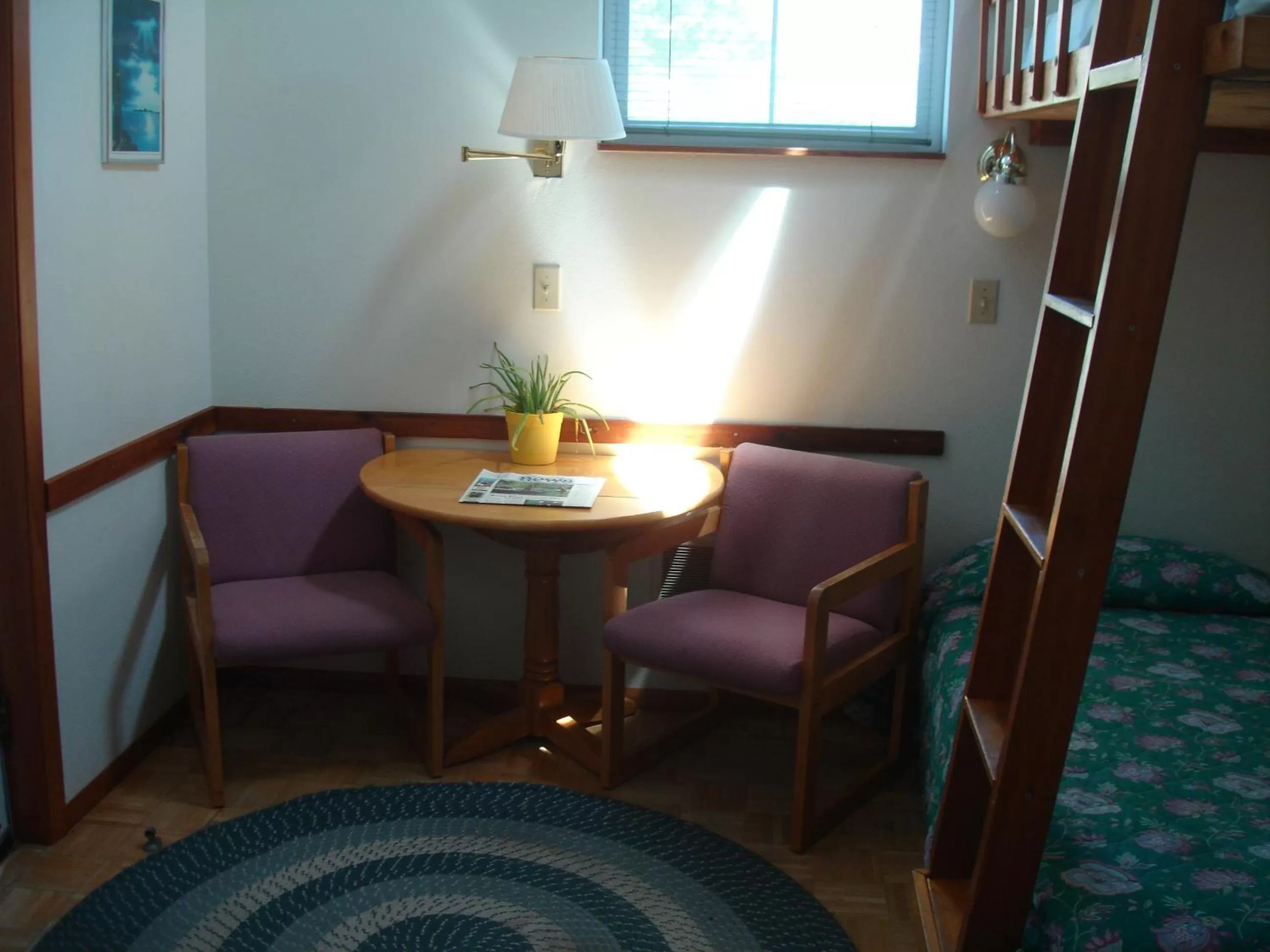 bunk bed in The Dublin House Motel