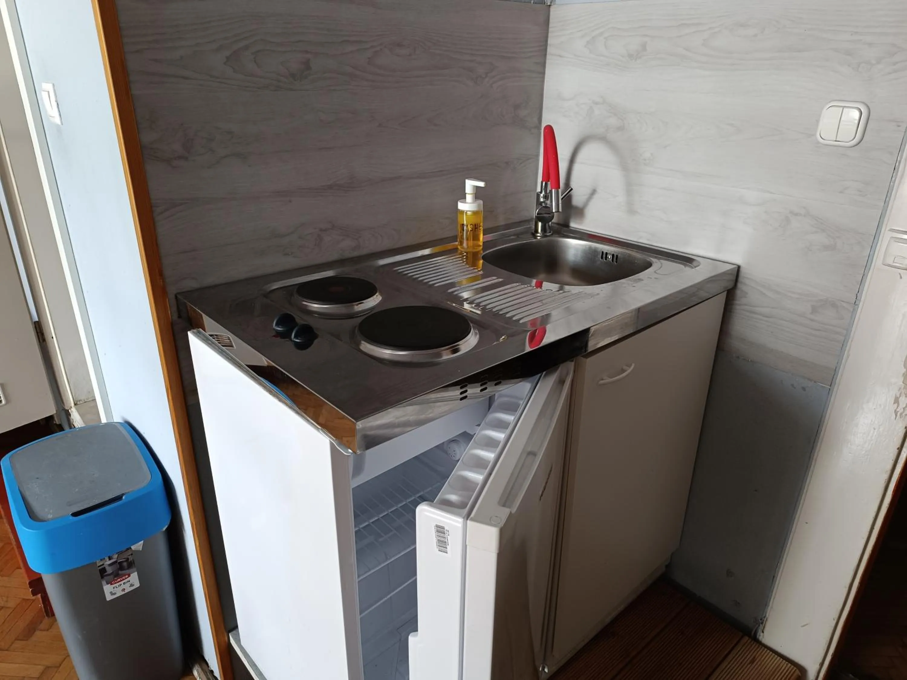 Kitchen or kitchenette, Kitchen/Kitchenette in 7x24 Central Hostel