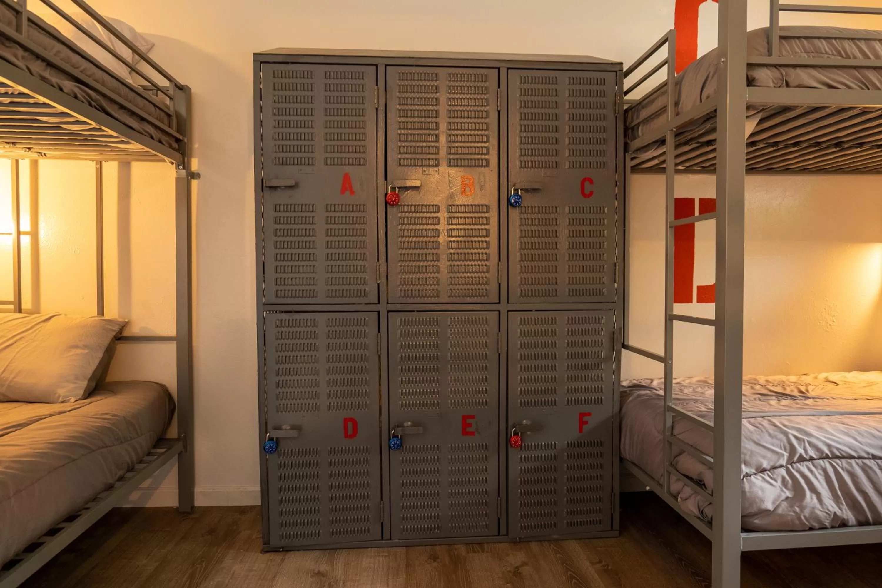 microwave, Bed in The Junction Hotel and Hostel