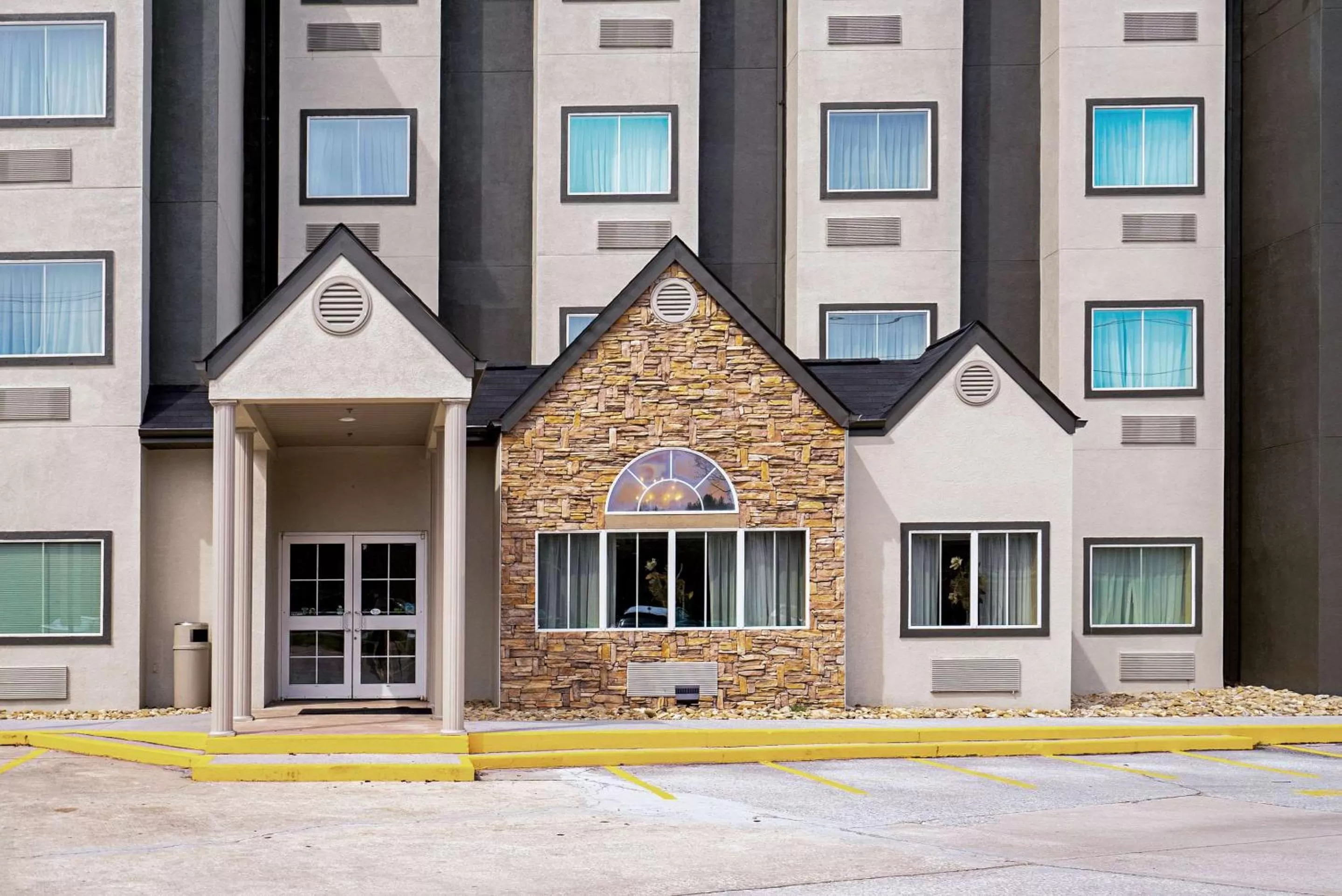 Property building in Quality Inn & Suites Robbinsville