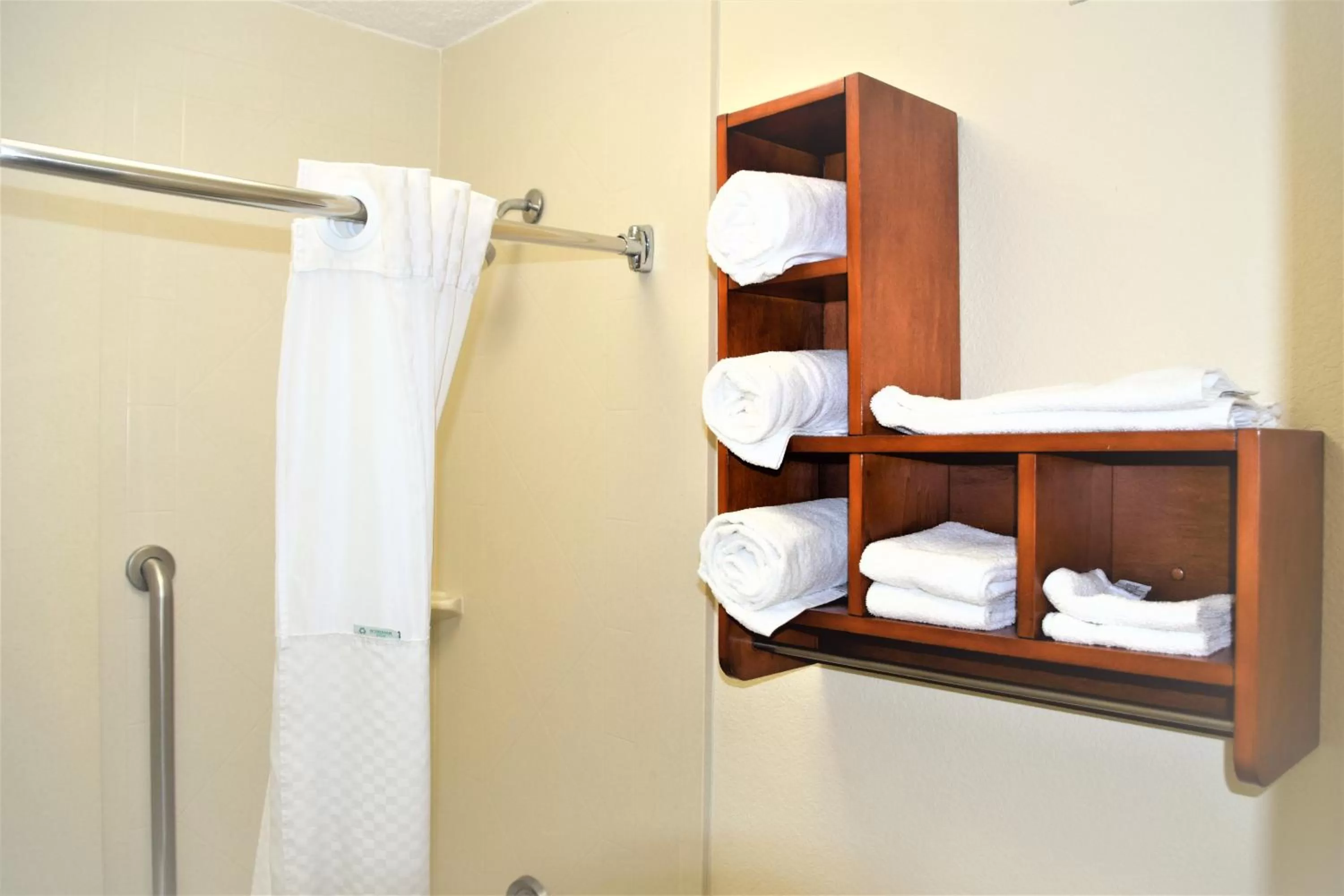 Howard Johnson by Wyndham Greensboro Near the Coliseum