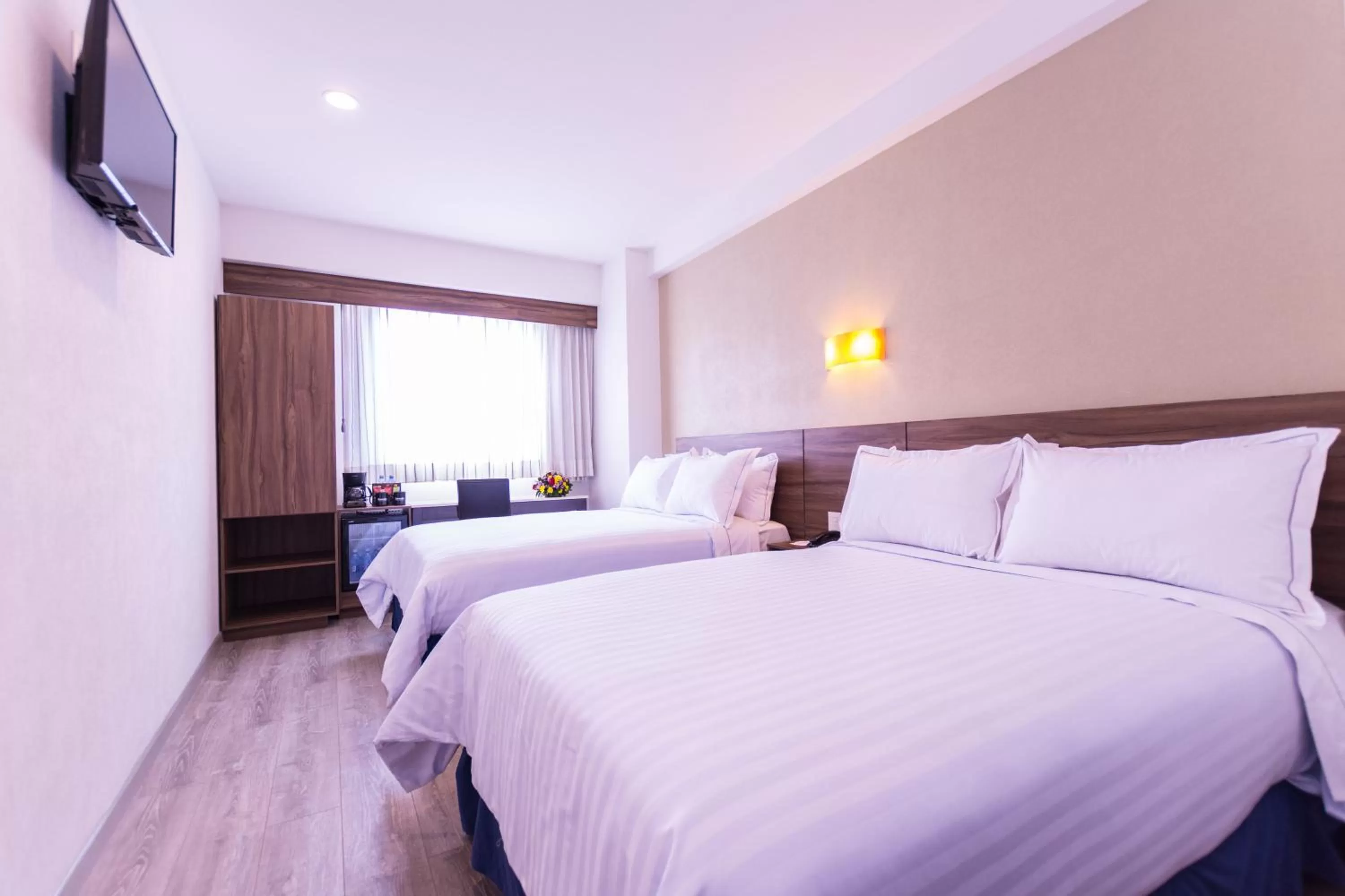 Photo of the whole room, Bed in Crown Victoria Hotel