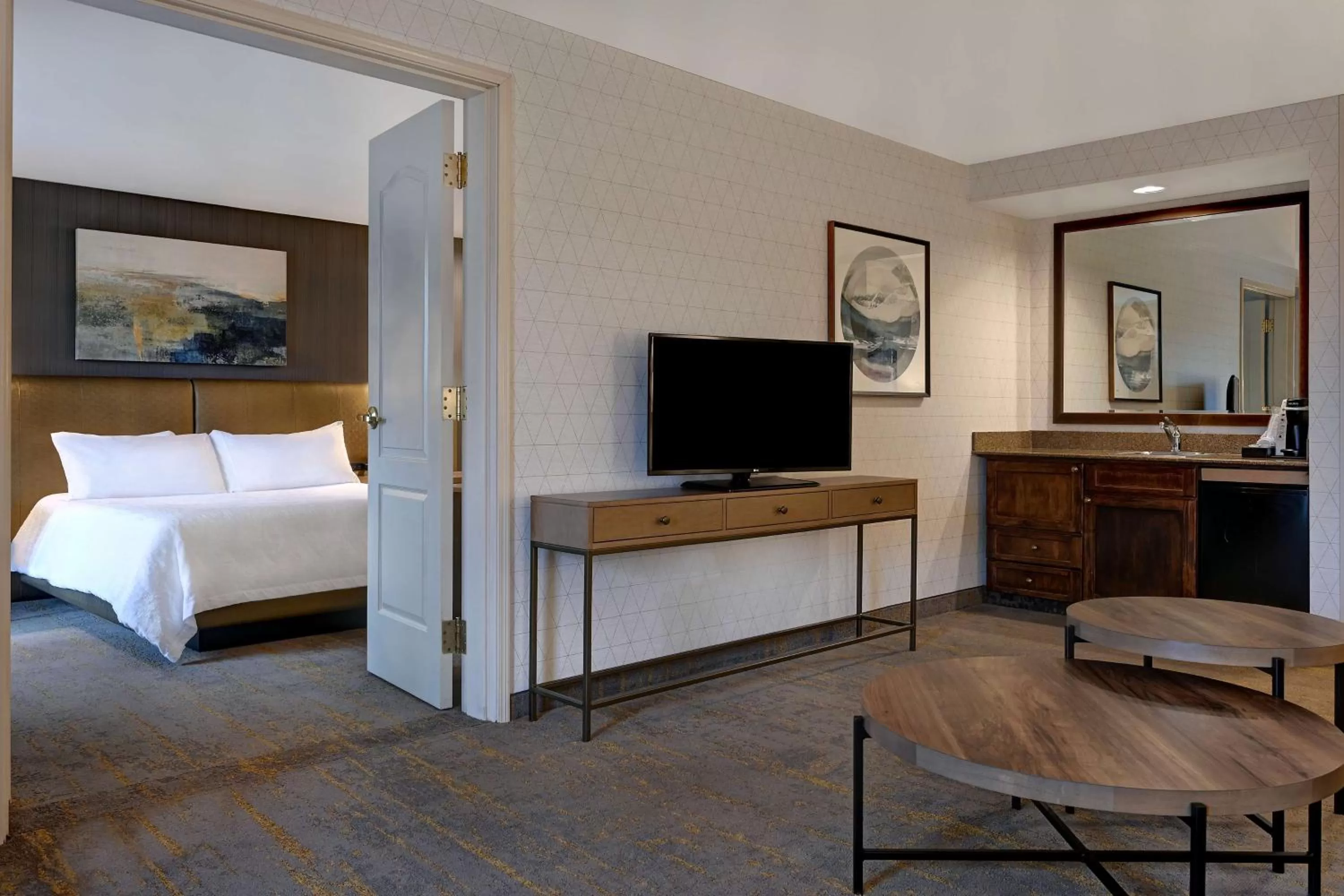 Living room, Bed in Hilton Garden Inn Boise / Eagle