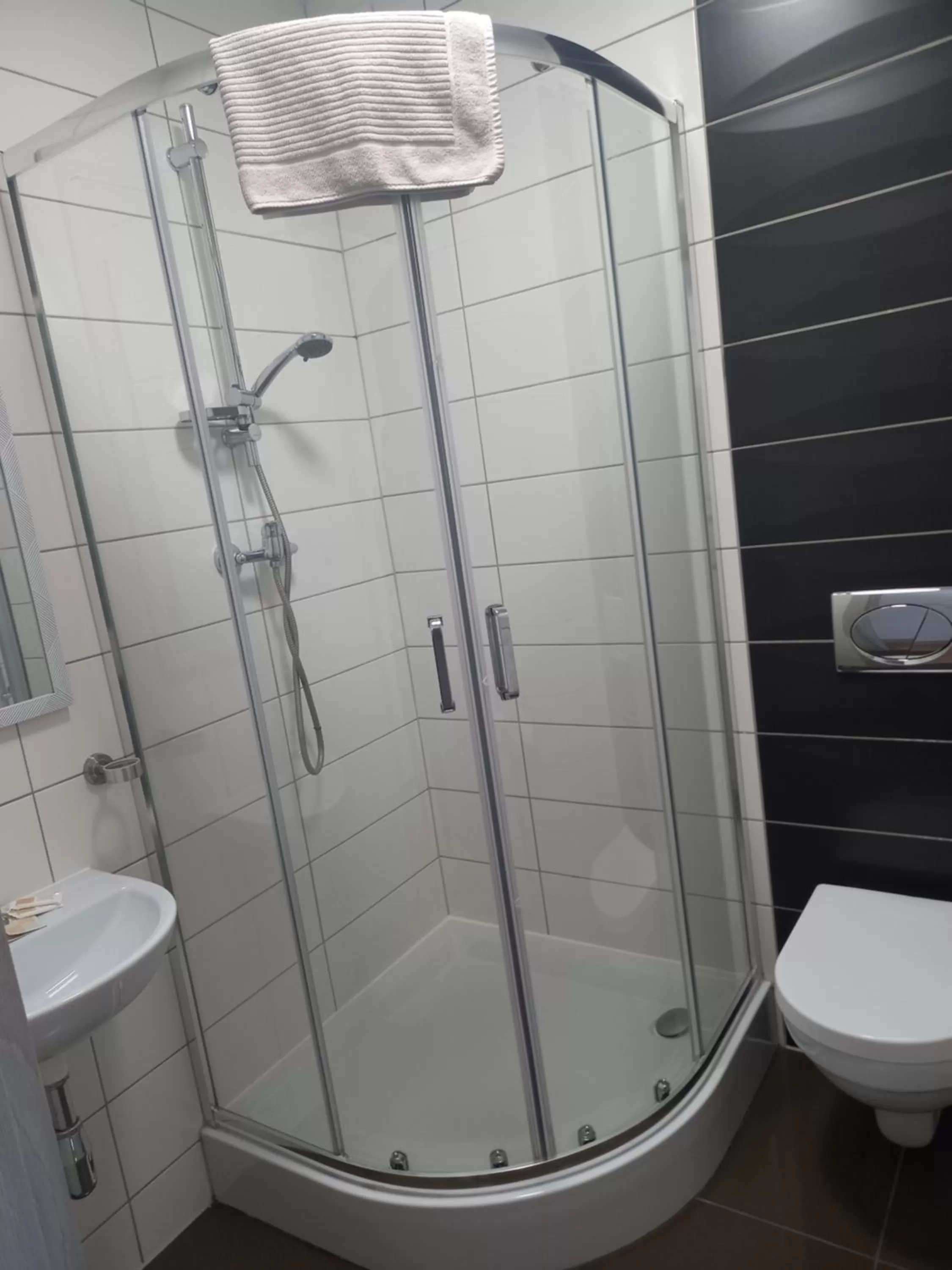 Photo of the whole room in Leon's Rooms