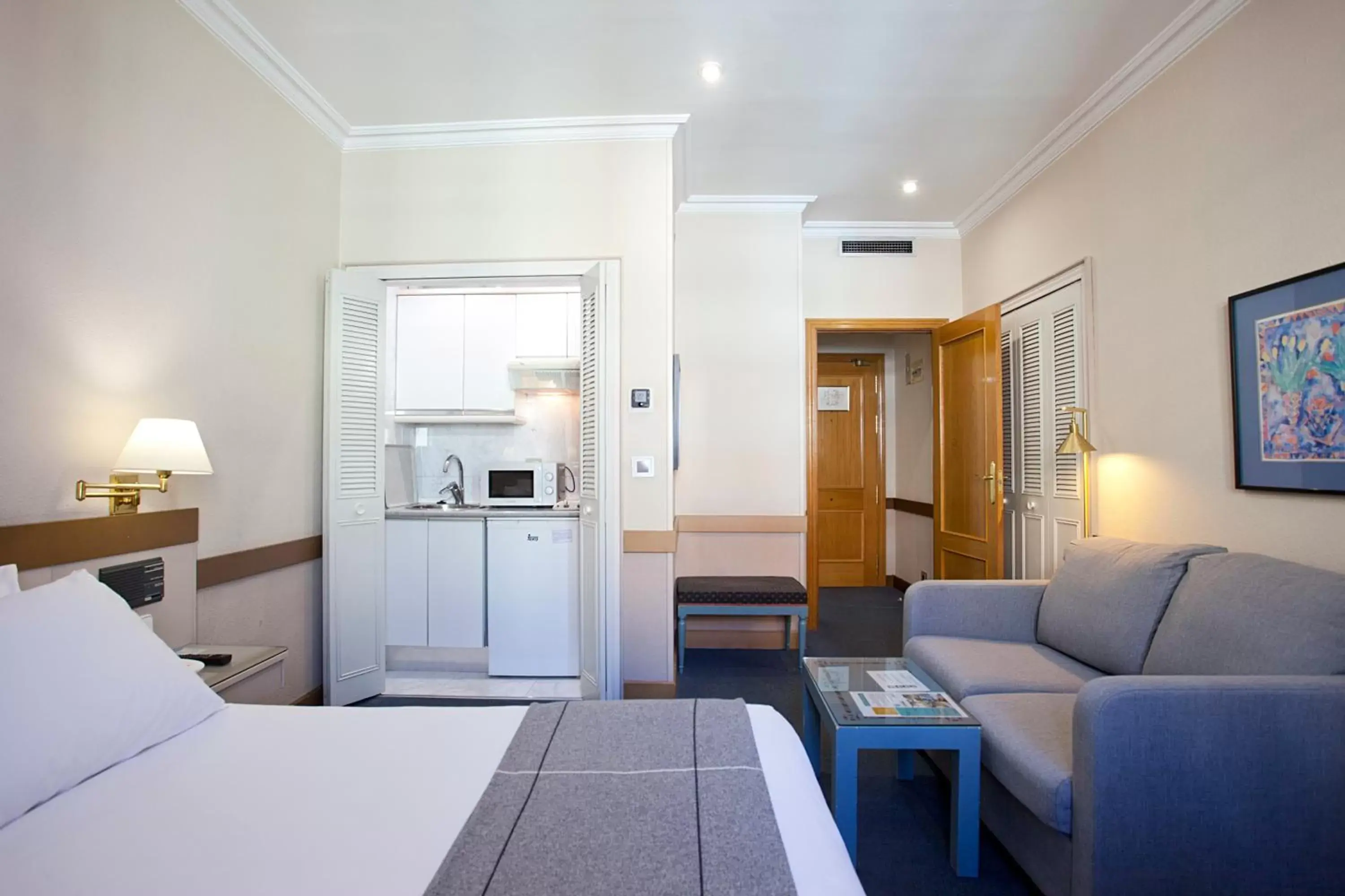 Studio with Extra Bed (2 Adults + 1 Child) in Espahotel Gran Vía Studio with Extra Bed (2 Adults + 1 Child) in Espahotel Gran Vía