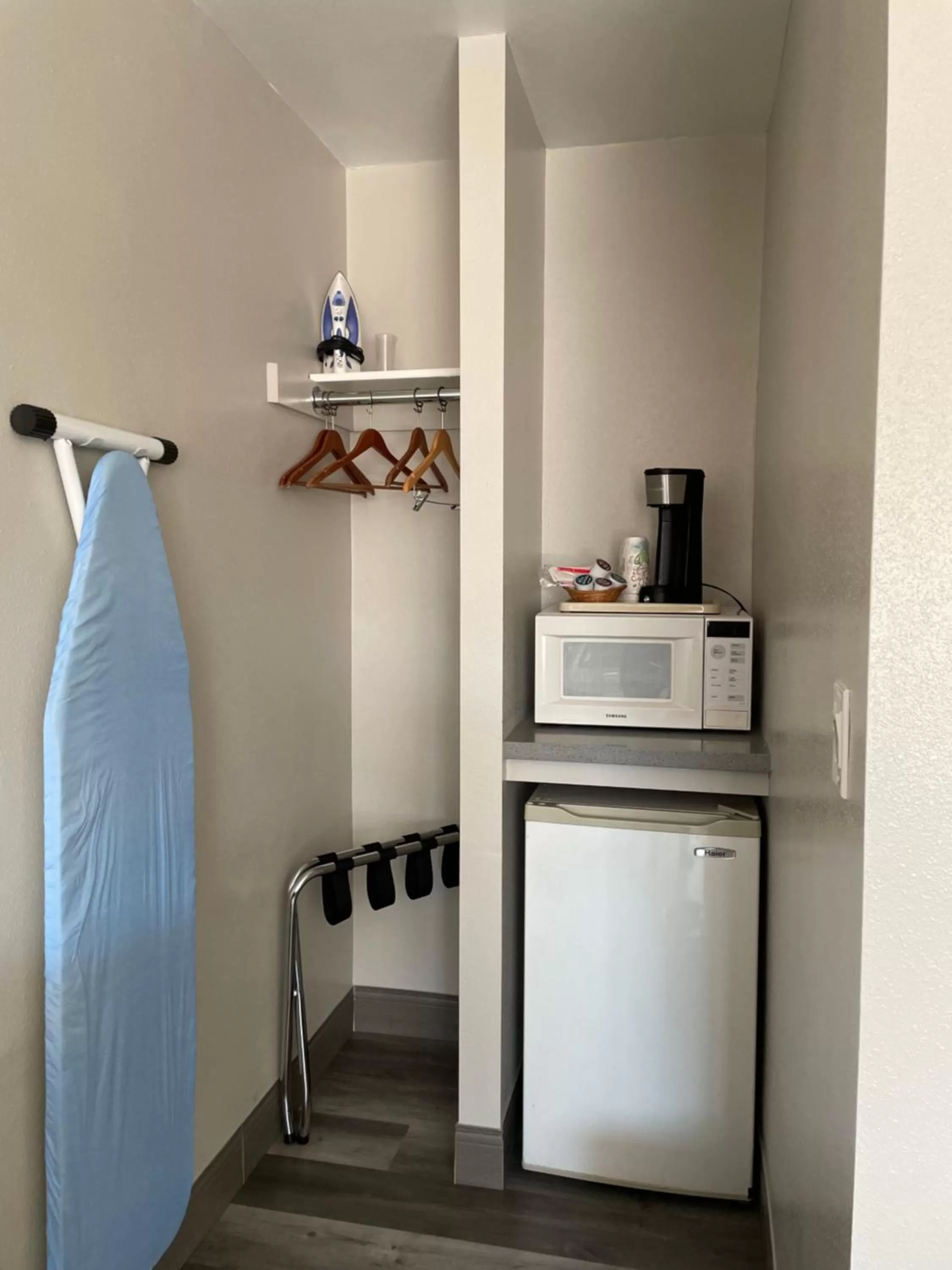 Coffee/tea facilities in University Inn at San Luis Obispo