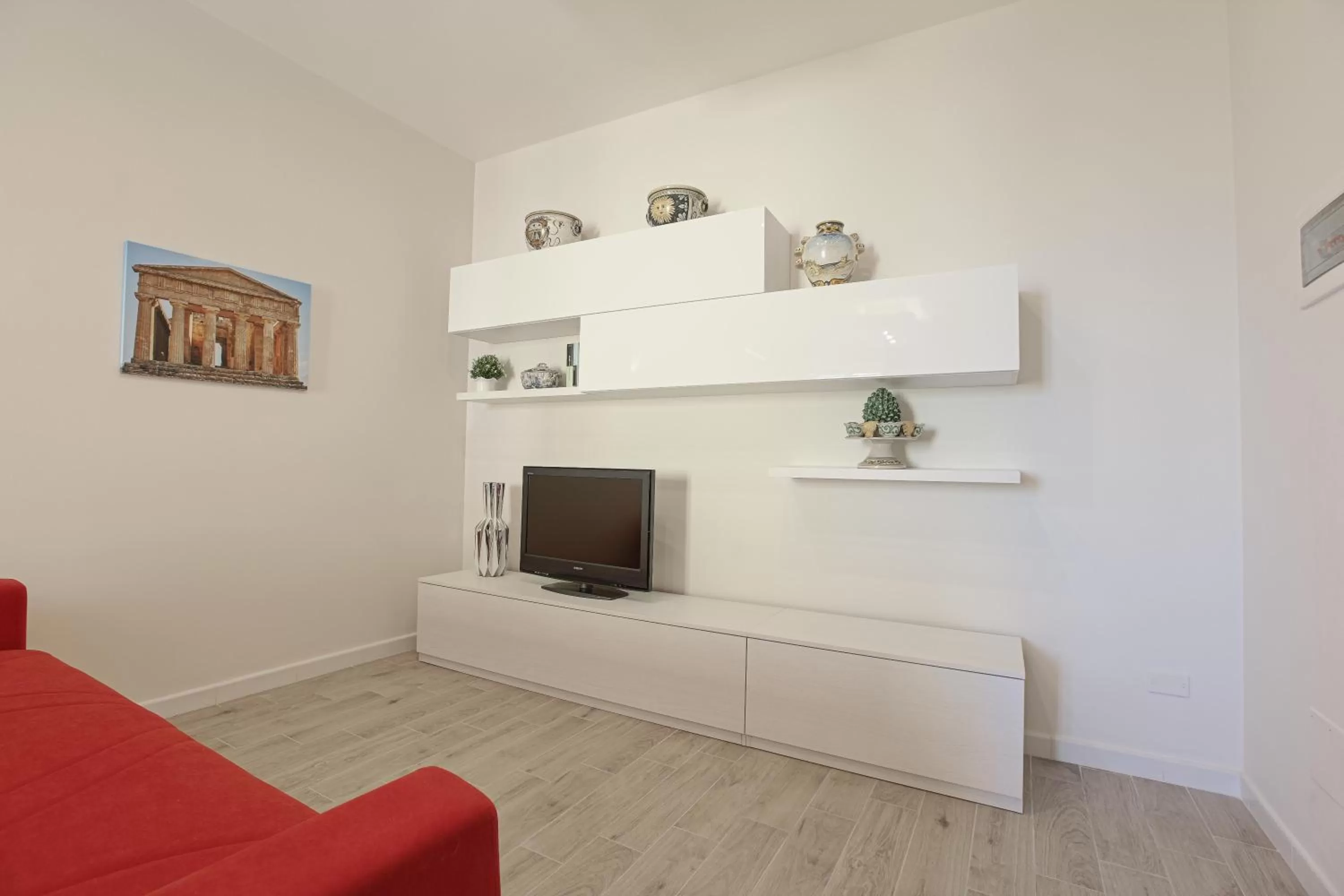 Communal lounge/ TV room in Esseneto Rooms