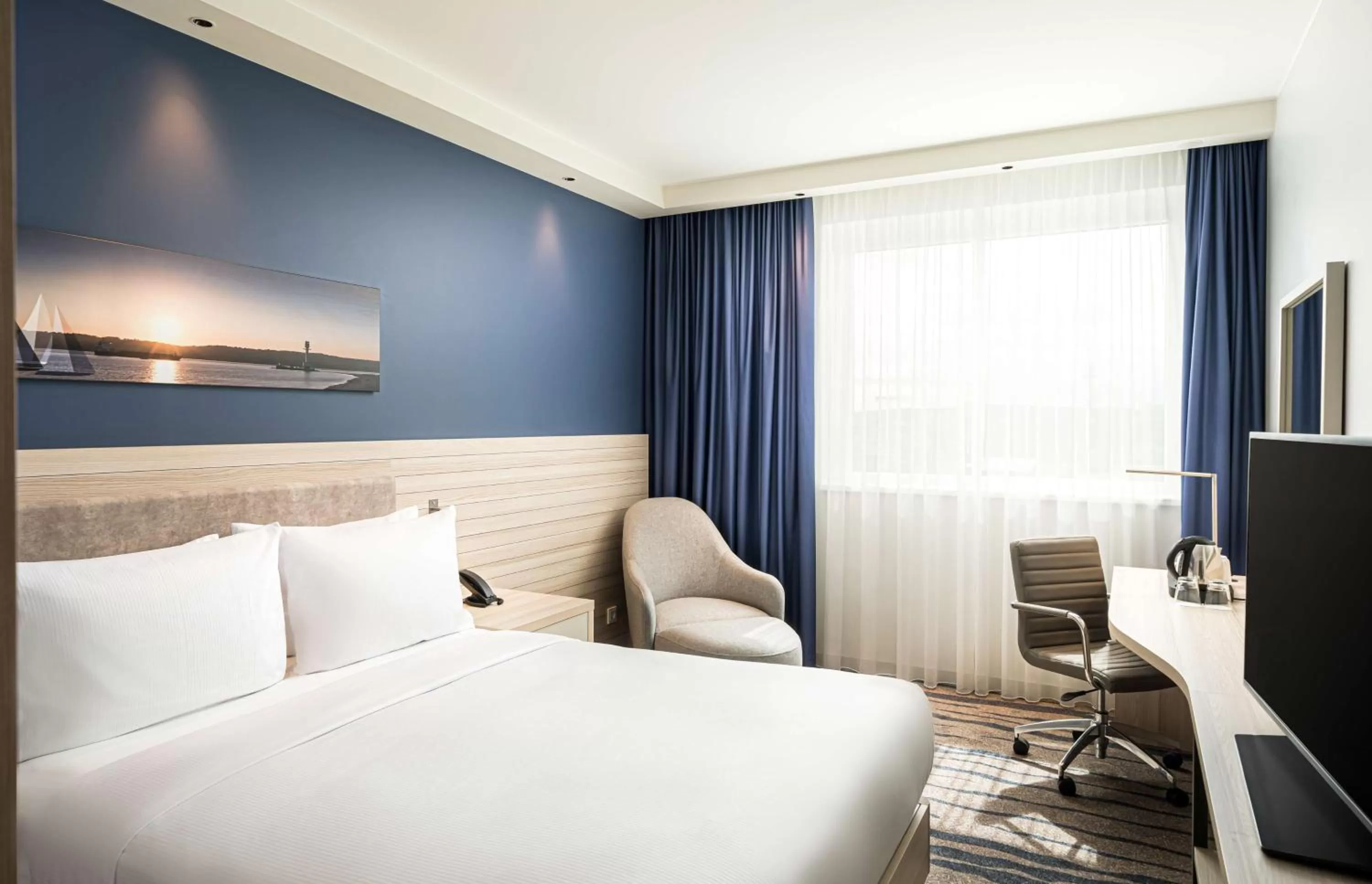Bedroom, Bed in Hampton By Hilton Kiel