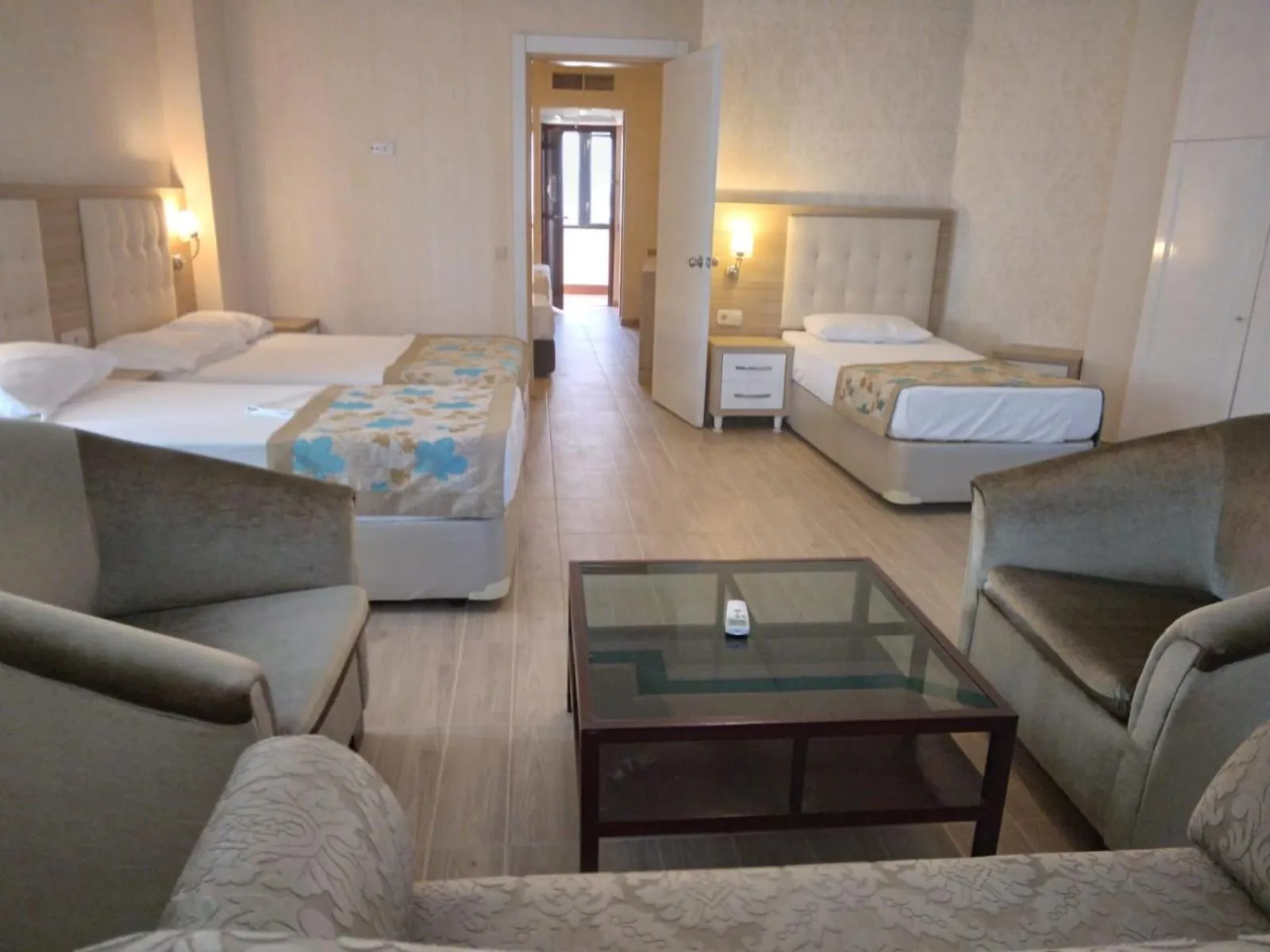 Seating area, Bed in Cender Hotel