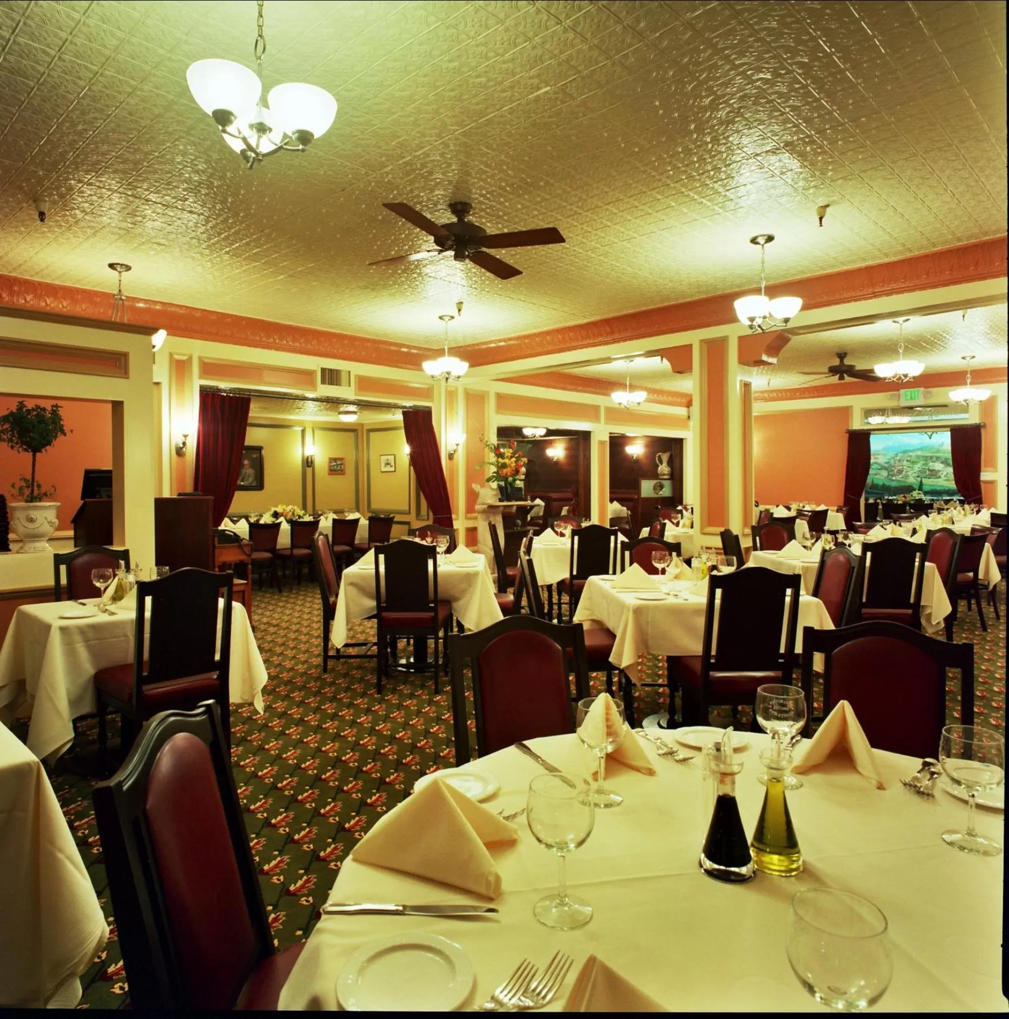 Restaurant/places to eat in San Remo Hotel