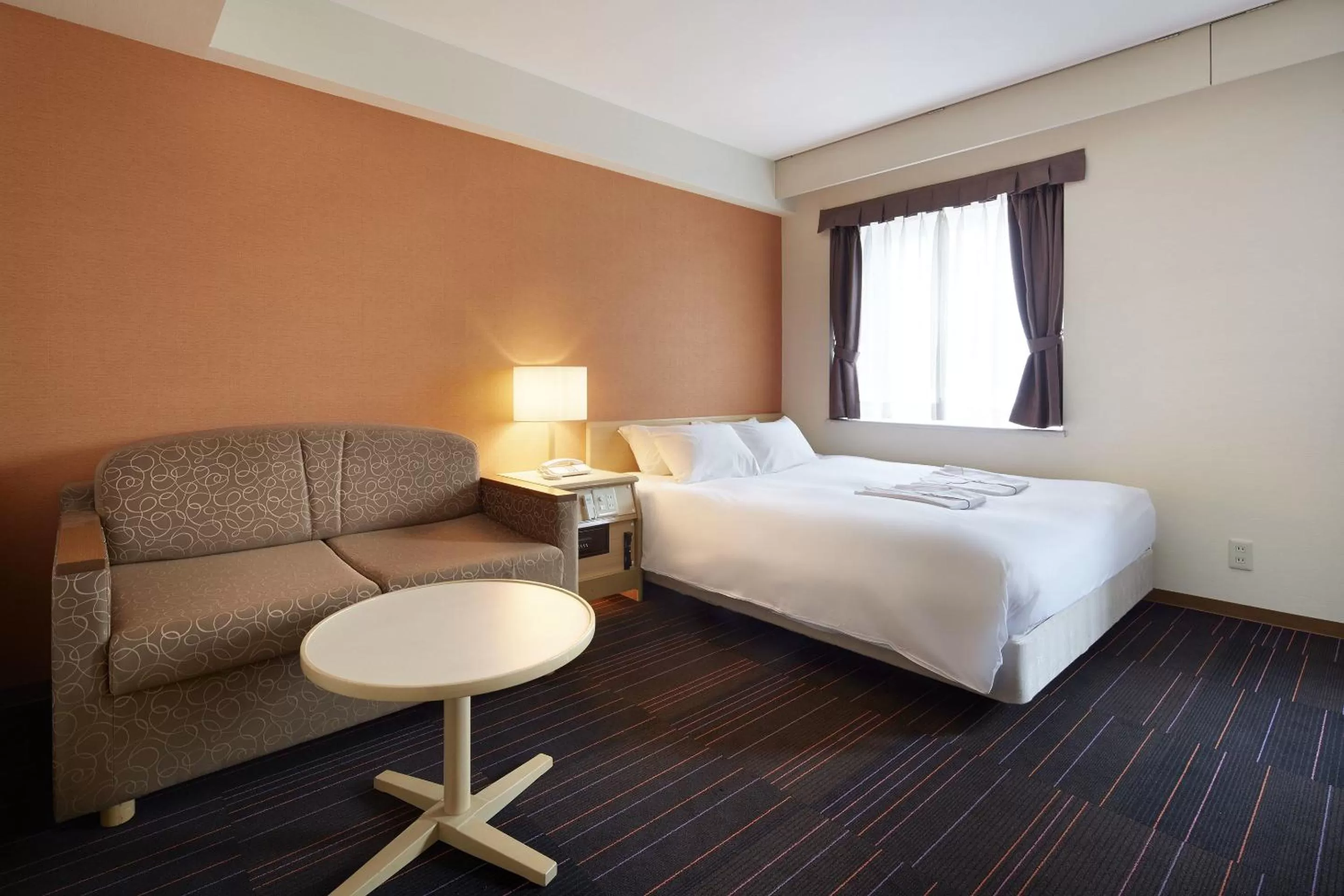 Photo of the whole room, Bed in the b suidobashi