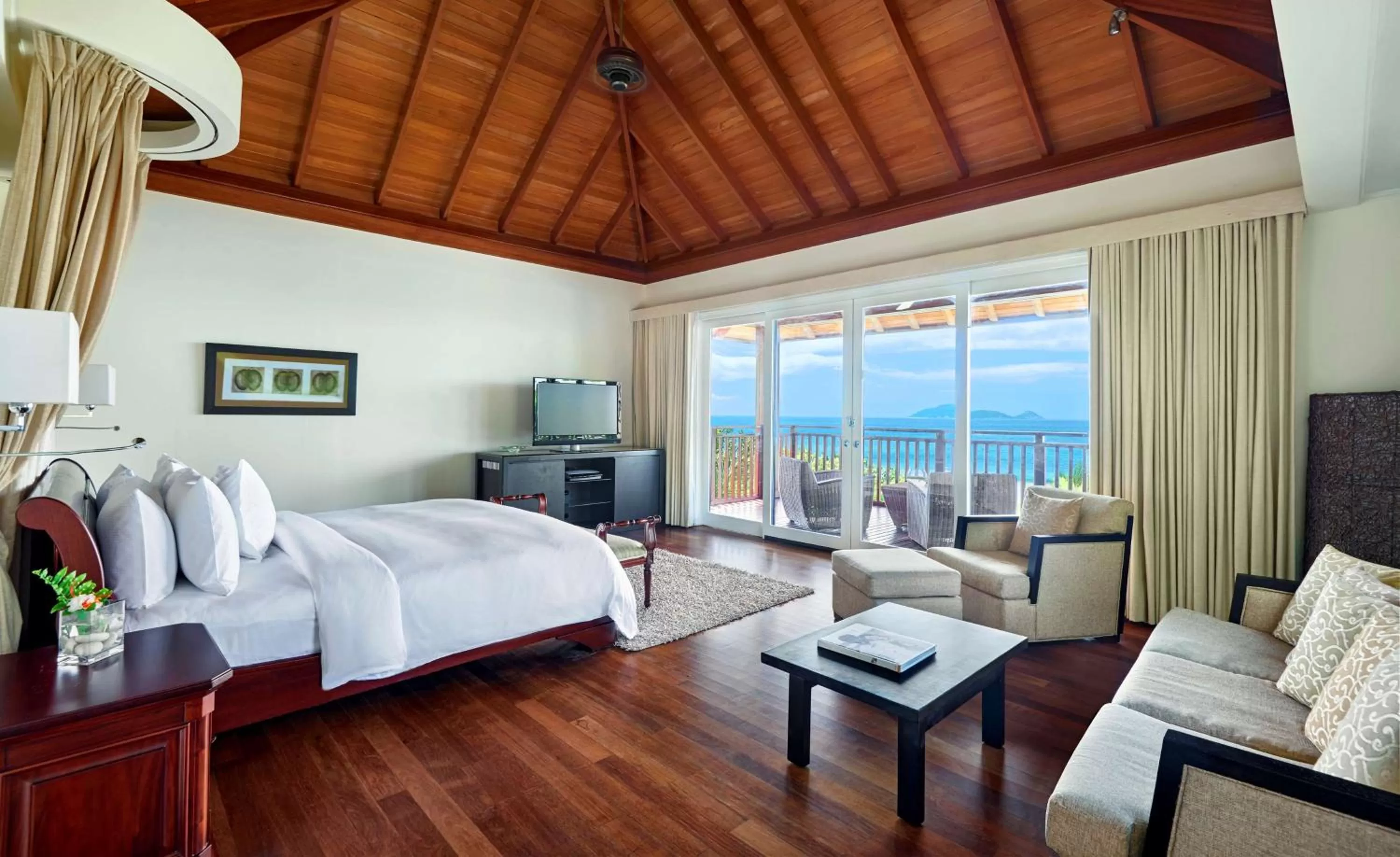 Living room, Bed in Hilton Seychelles Labriz Resort & Spa