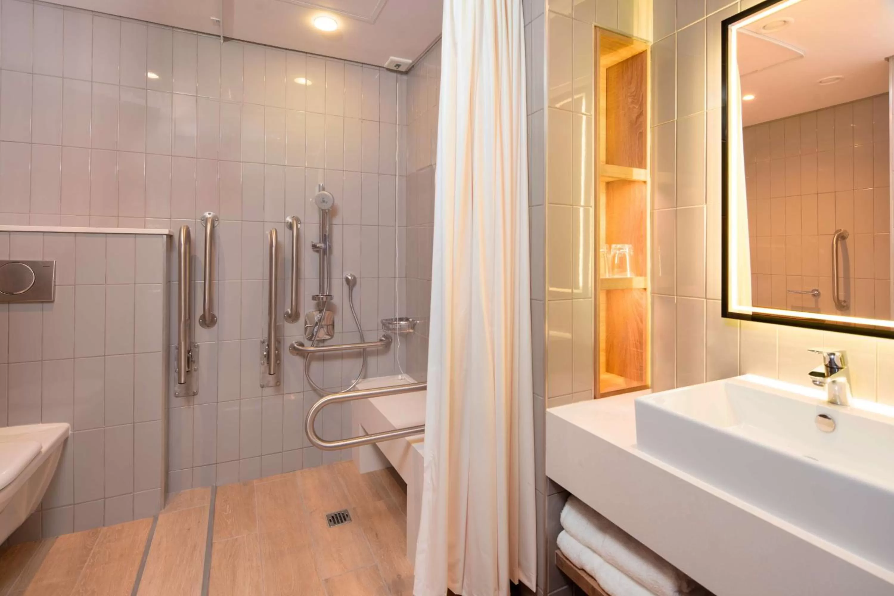 Bathroom in Hilton Garden Inn Umhlanga Arch