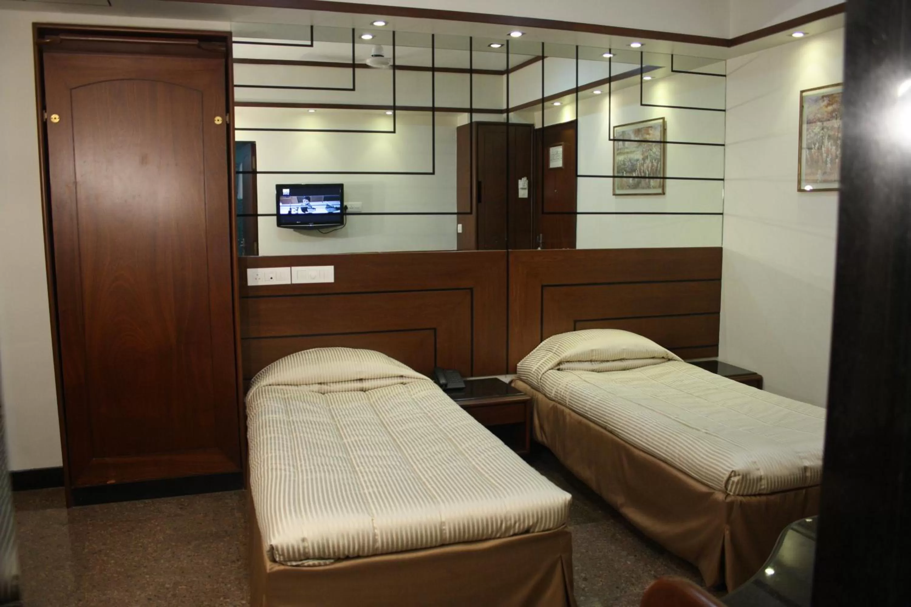 Bed in Hotel Karl Residency