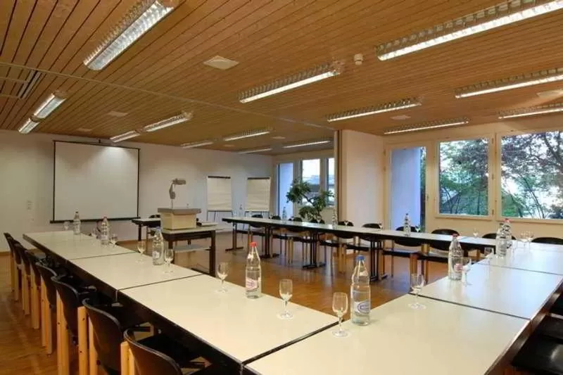 Meeting/conference room in Hotel Sherlock Holmes & Khana Restaurant "nur 200 m zur Gondelbahn Hasliberg"