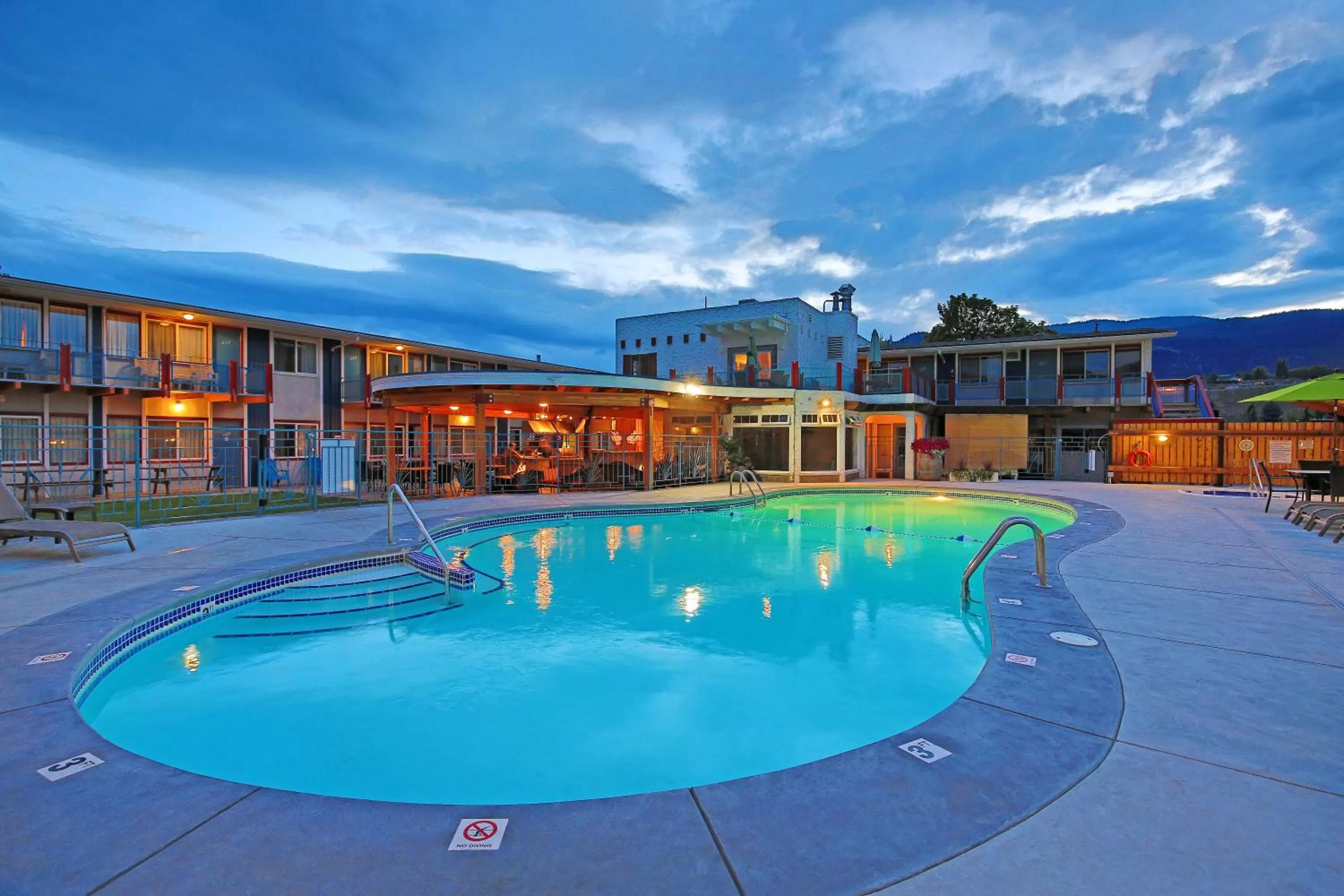 Swimming pool in Bowmont Motel