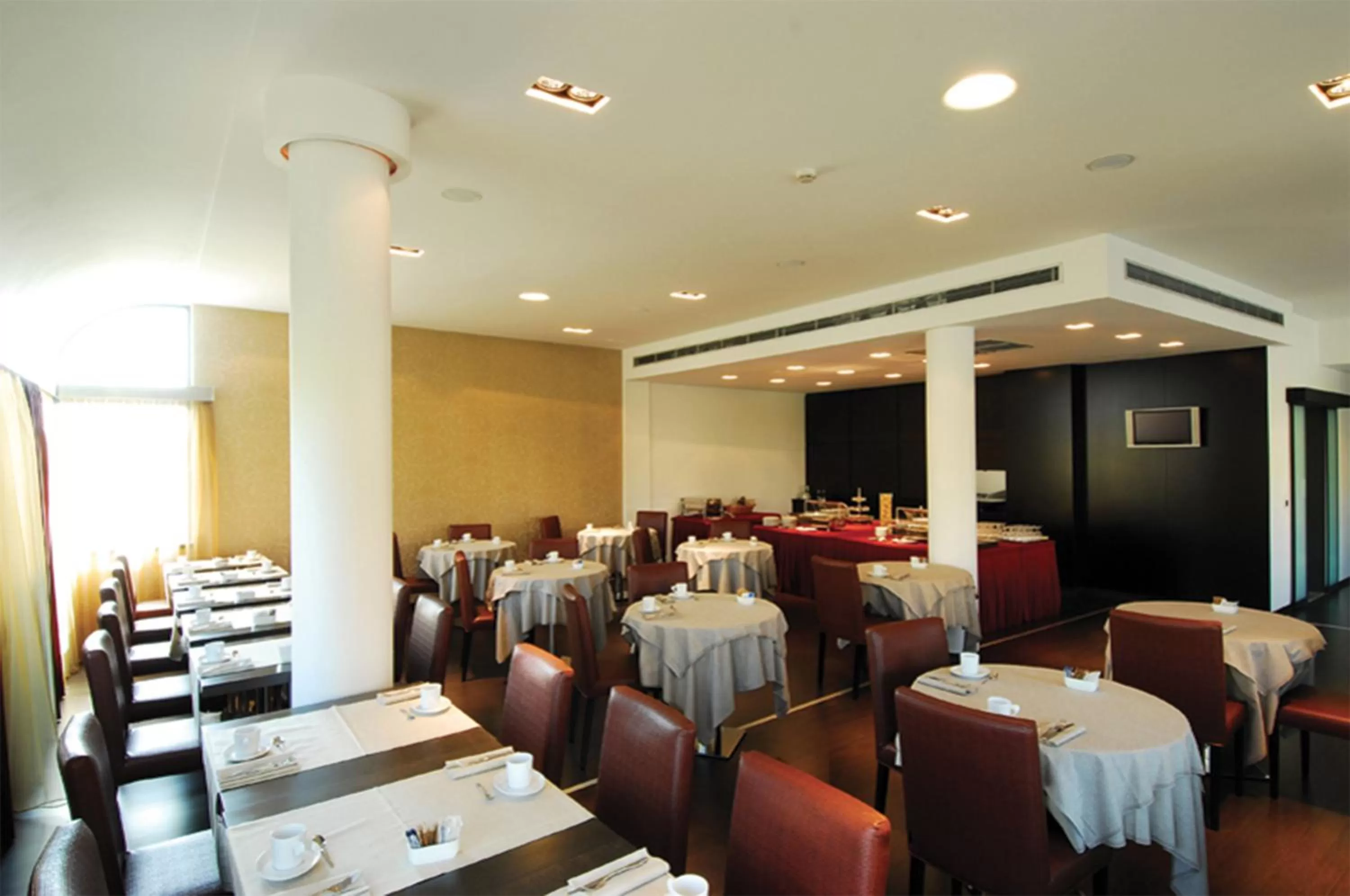 Restaurant/places to eat in Cosmopolitan Hotel