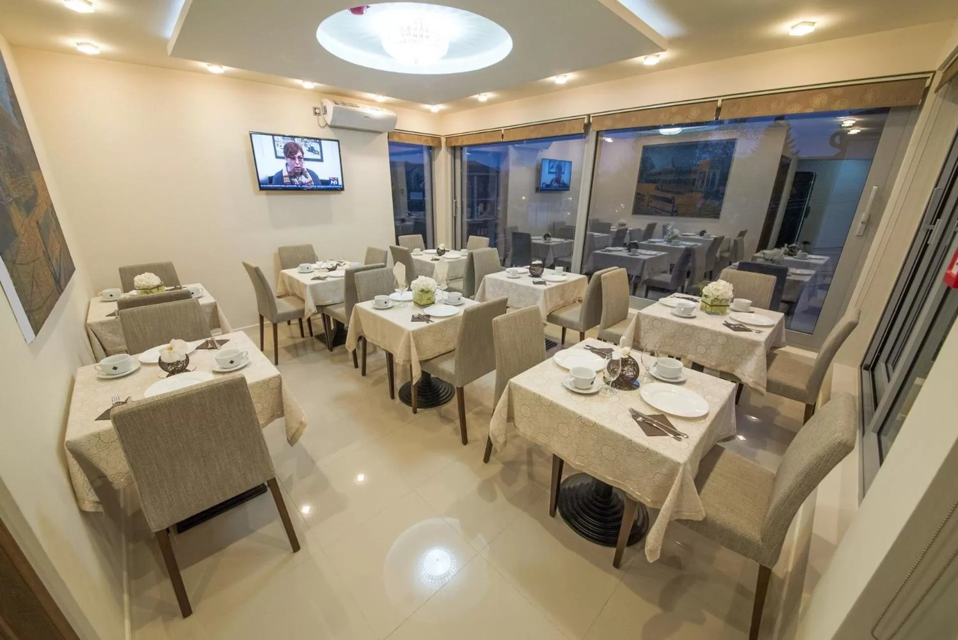 Restaurant/places to eat in Garni Hotel Central Lux