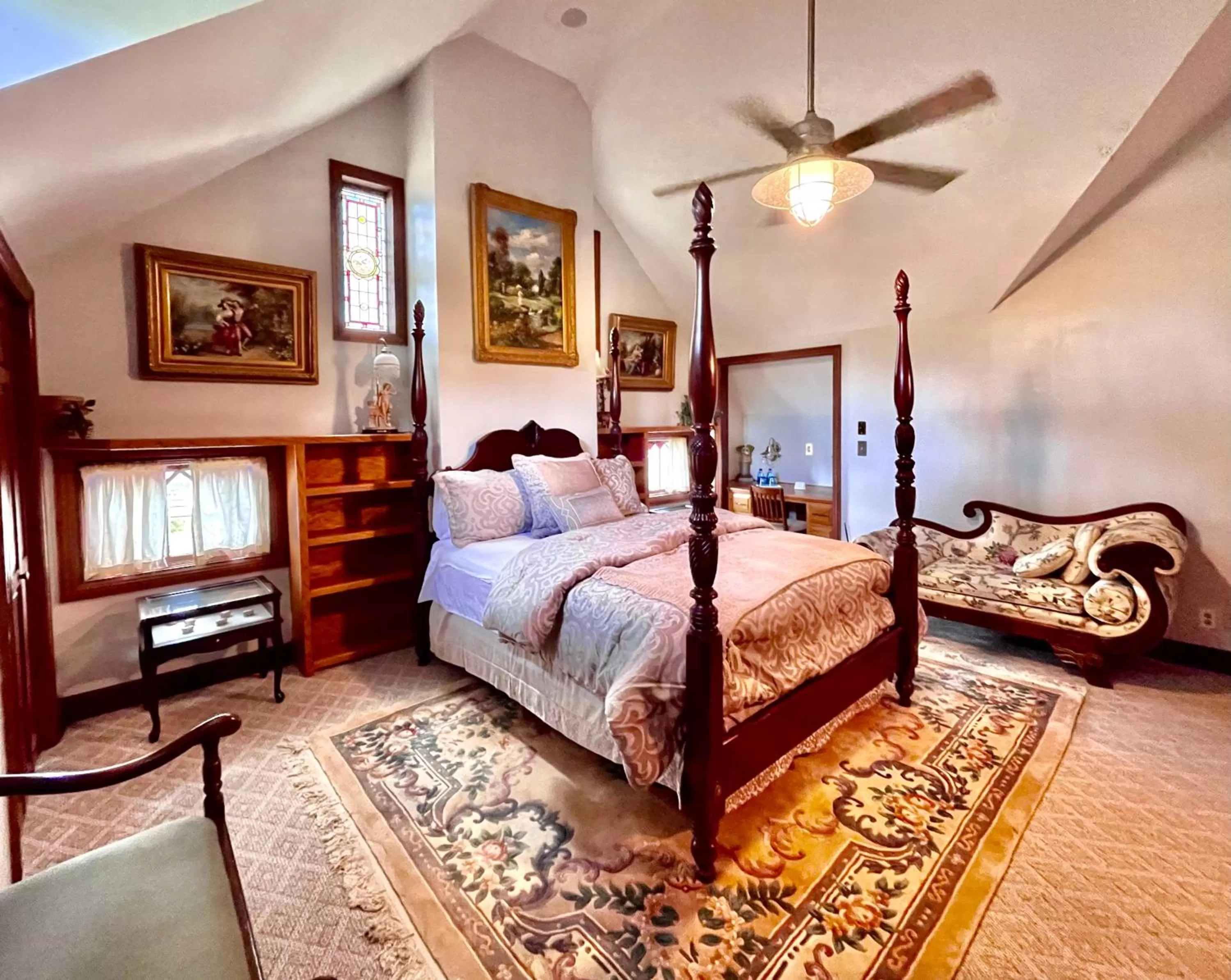 Photo of the whole room, Seating Area in Hogan House Bed and Breakfast at Rose Hill
