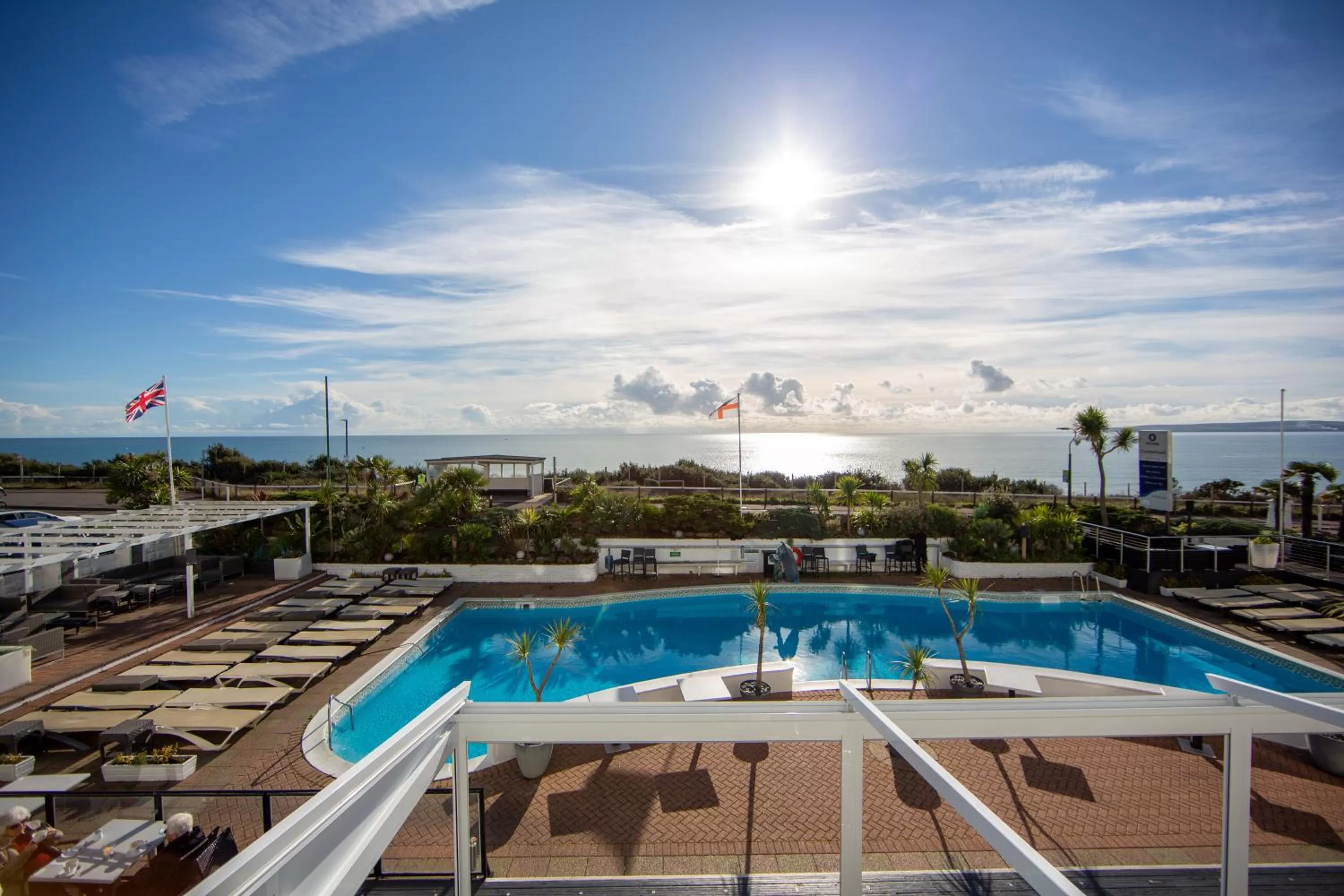 Swimming pool in Cumberland Hotel - OCEANA COLLECTION