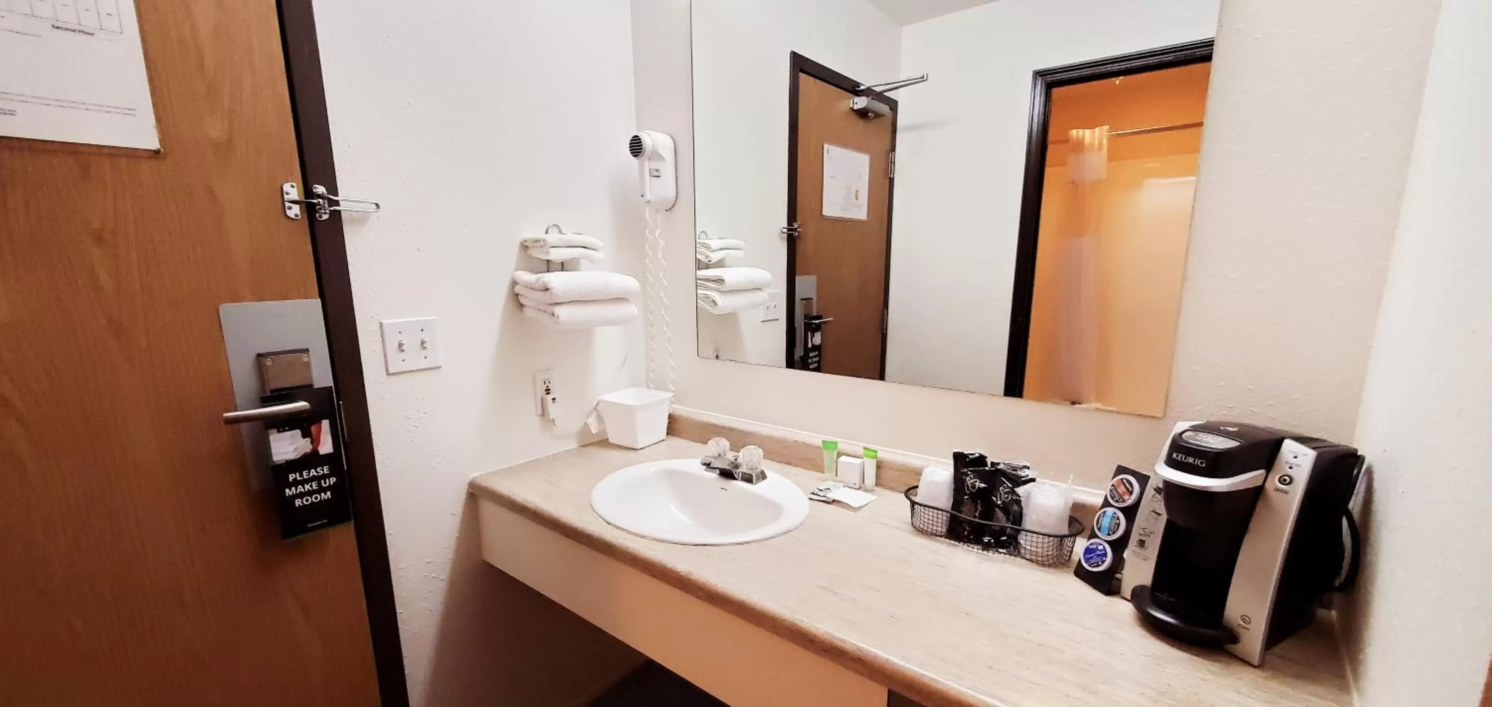 Coffee/tea facilities in Westlake Inn