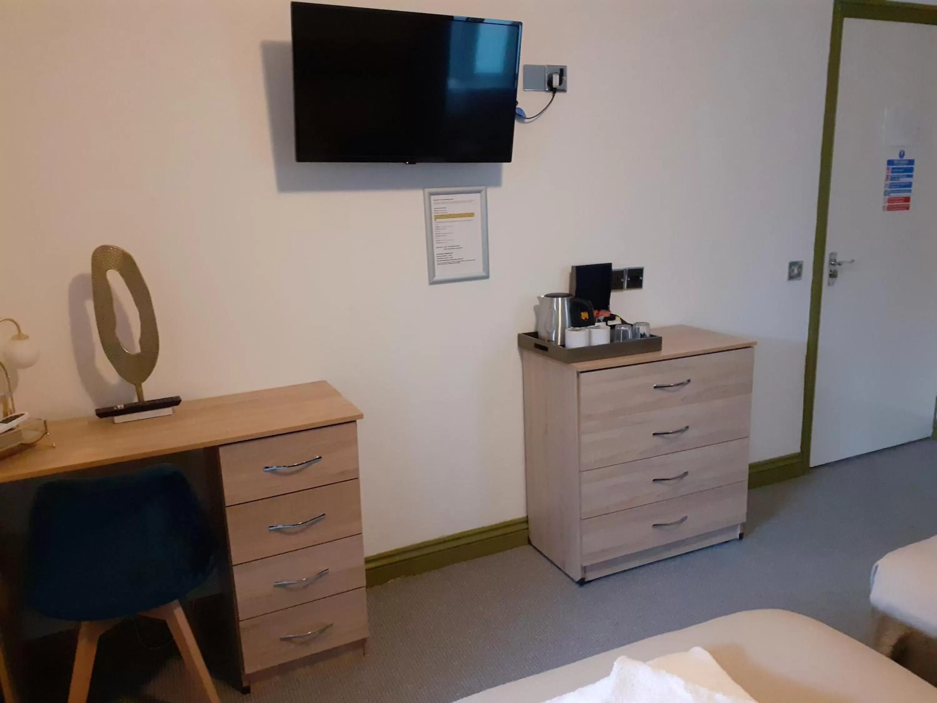 hair dresser, TV/Entertainment Center in The Angharad Hotel and Restaurant