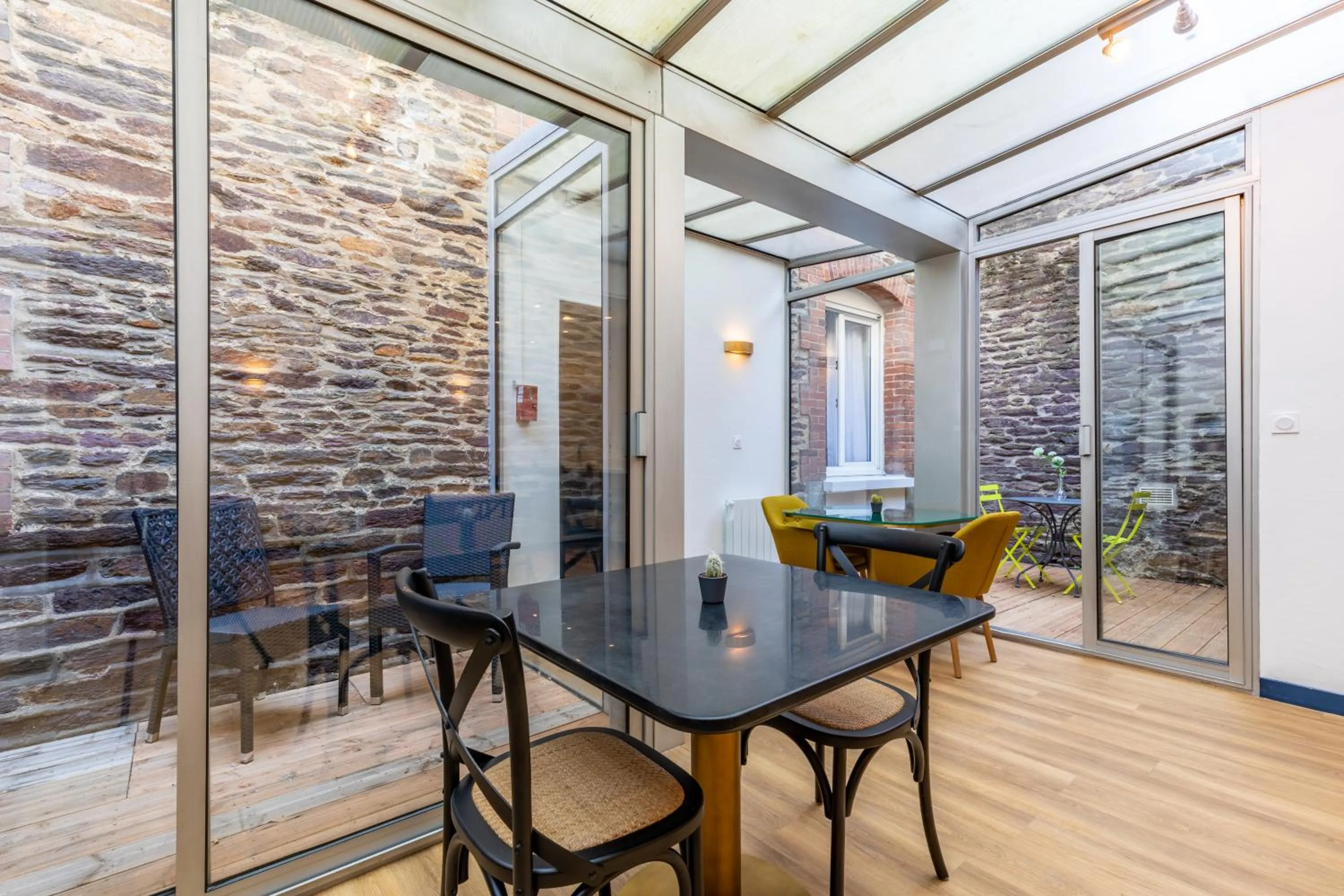 Patio in Atlantic Hotel Rennes Centre Gare