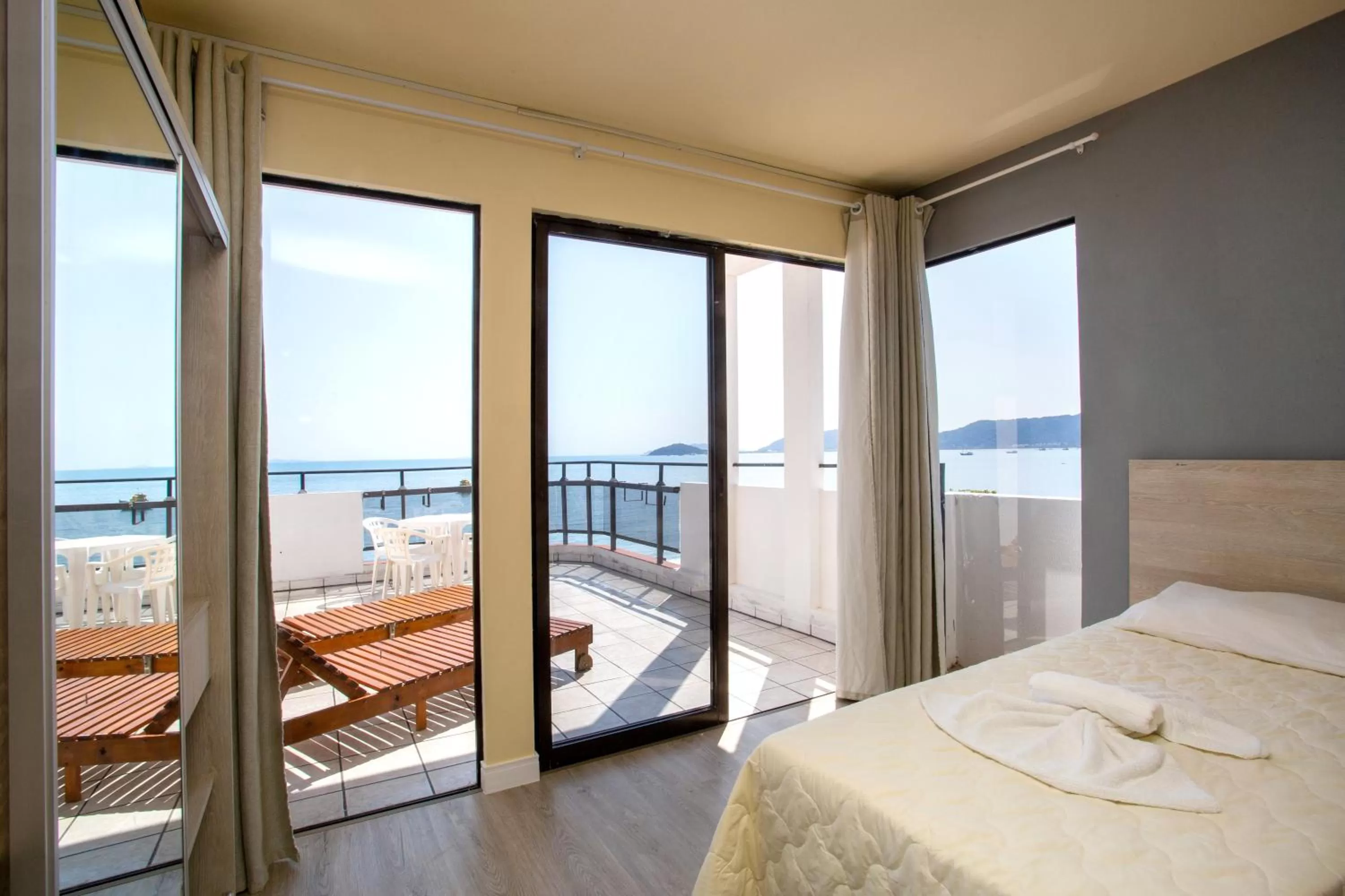Balcony/Terrace, Bed in Hotel Vila Mar