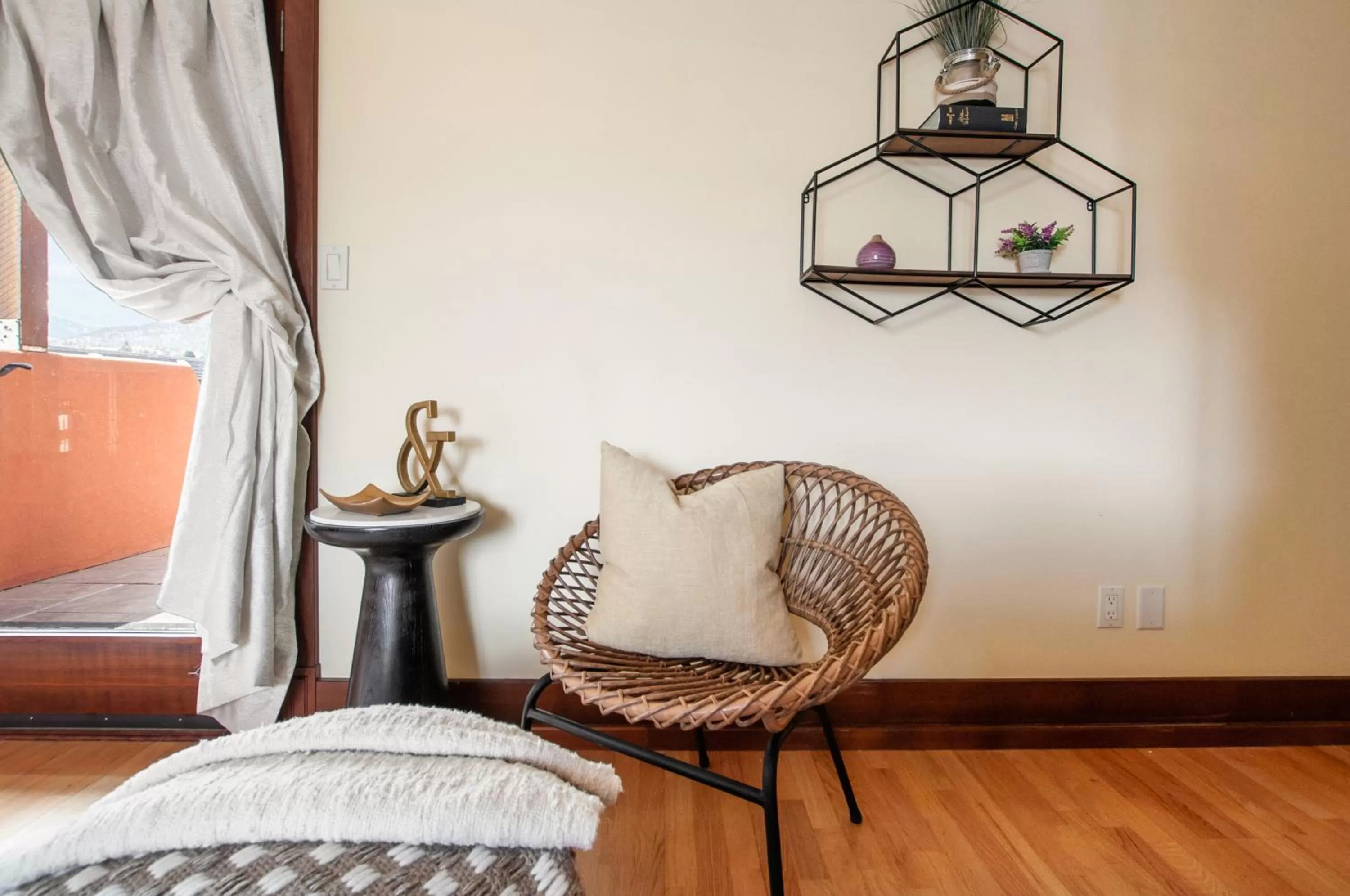 Seating area, Bed in Casa Grande Inn & Suites