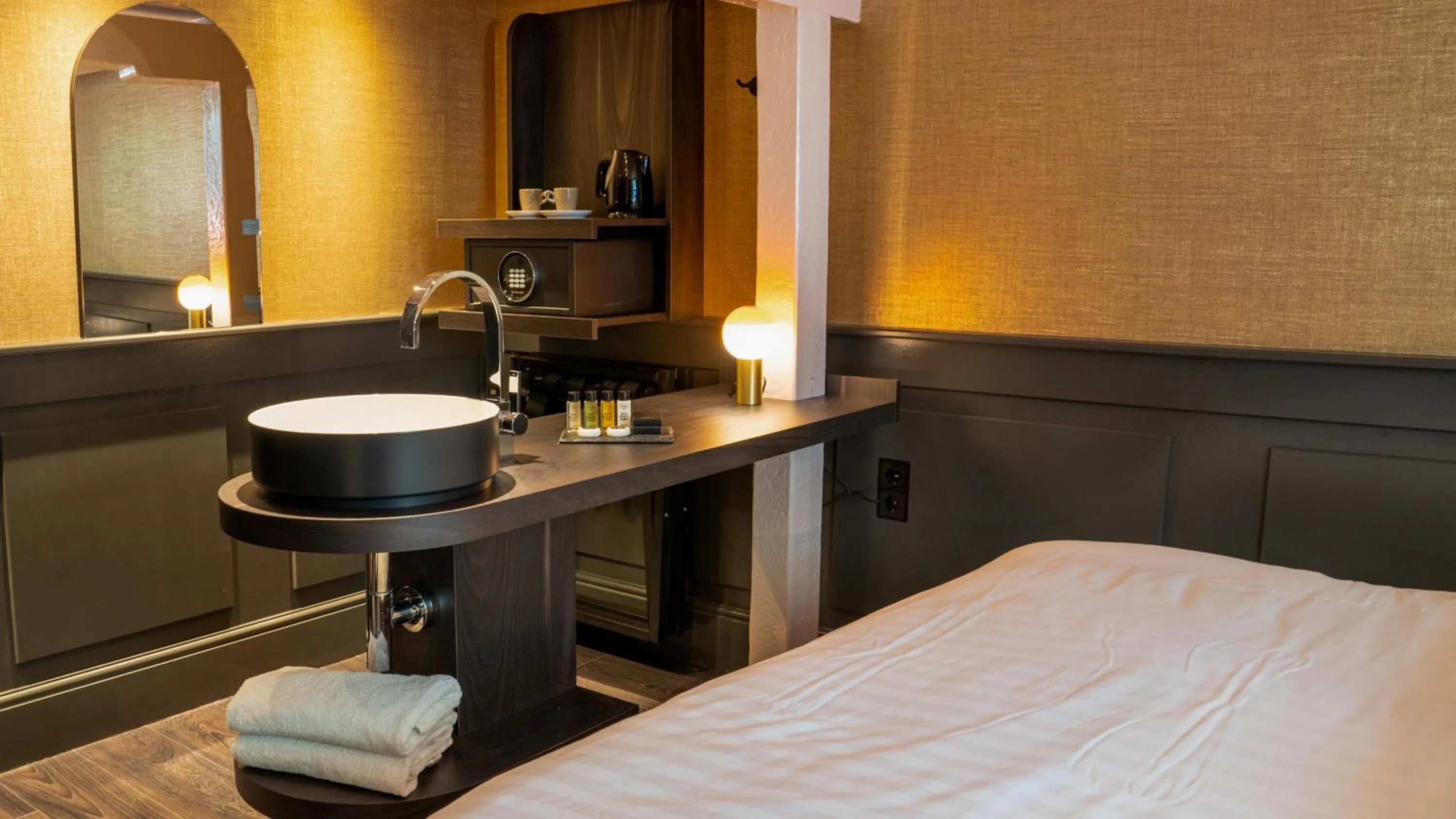 Coffee/tea facilities, Bed in Hotel Frank since 1666