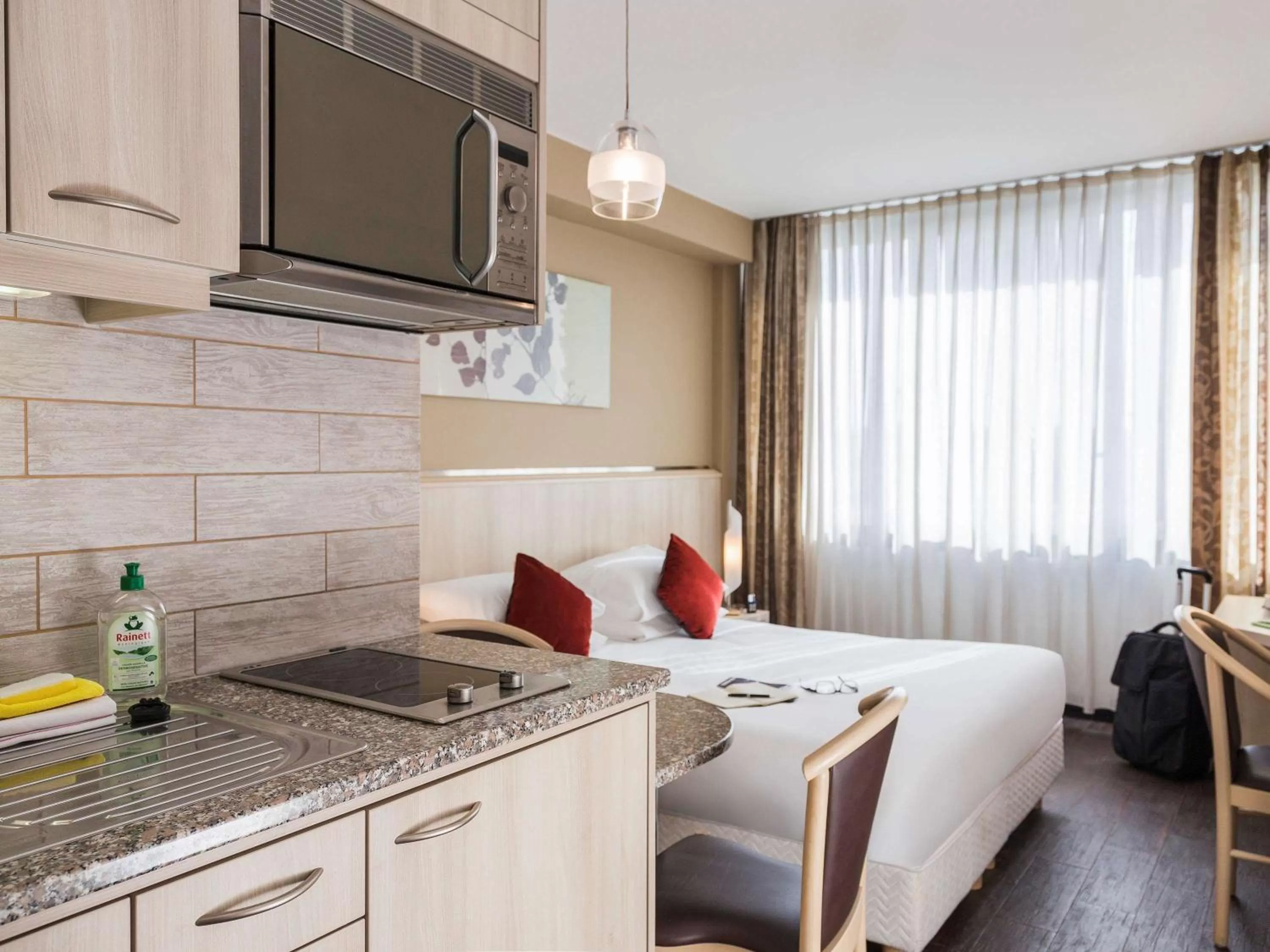 Photo of the whole room, Bed in Aparthotel Adagio Genève Mont-Blanc