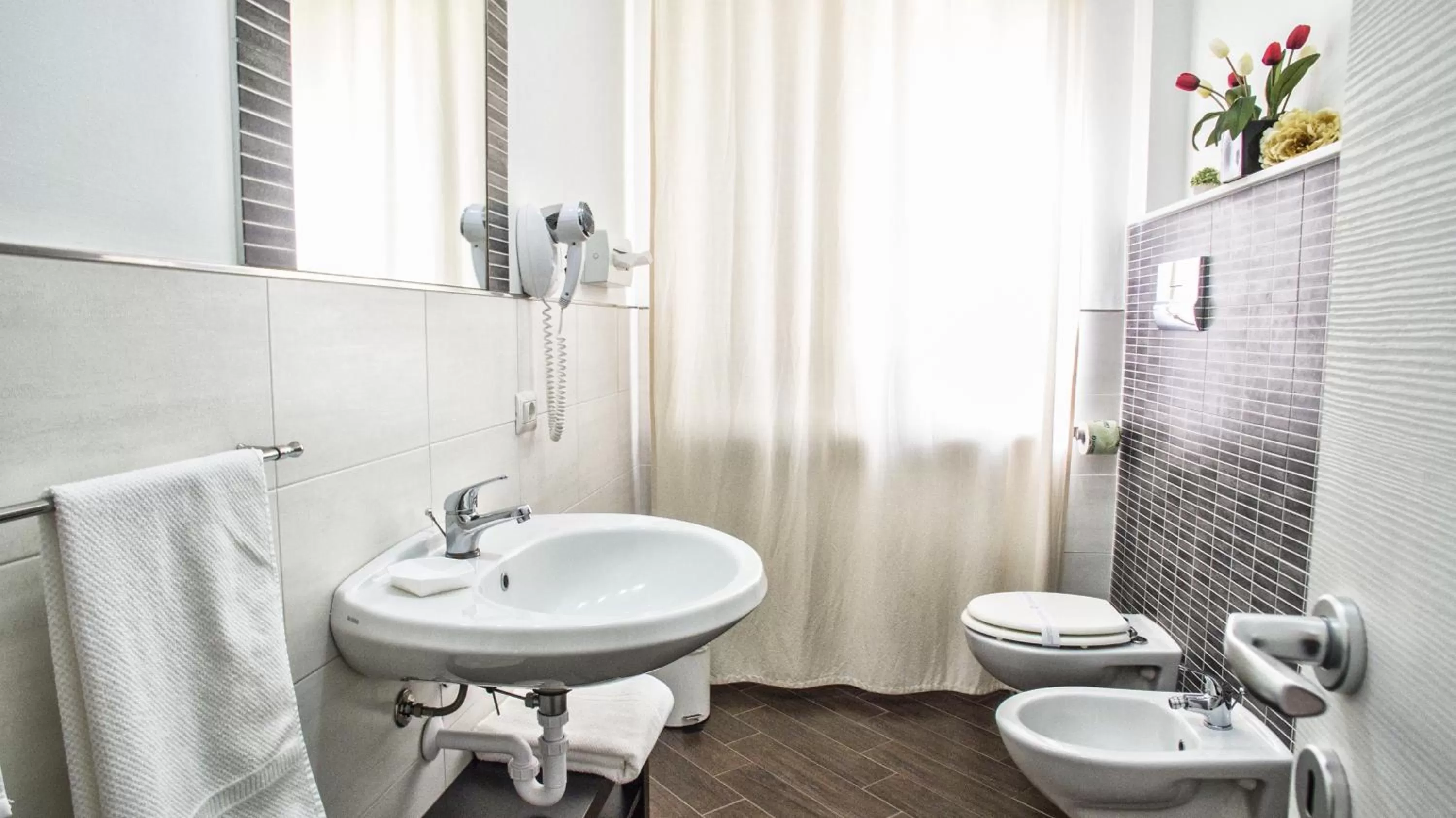 Property building, Bathroom in B&B Rosaly