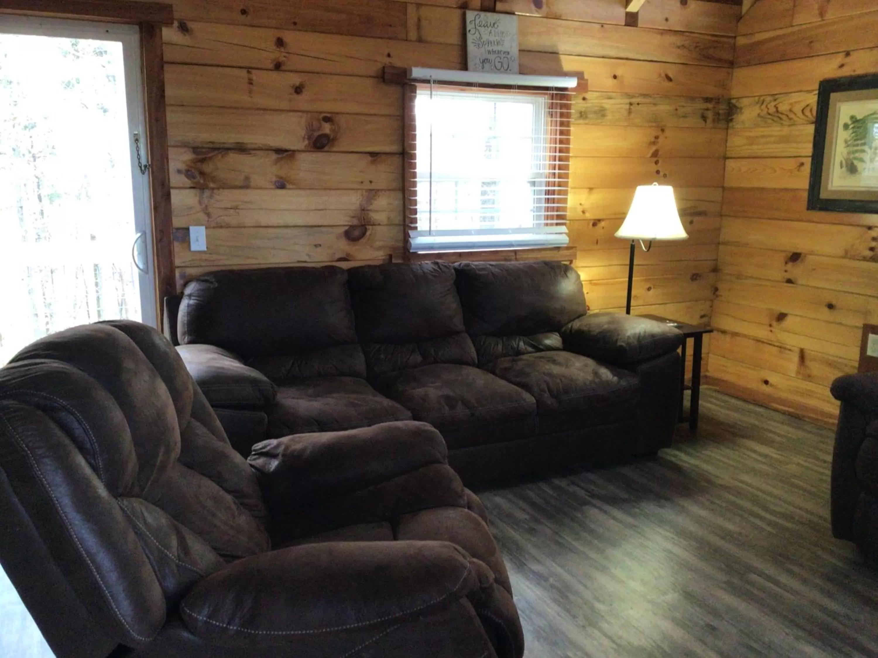 Living room in Kozy Haven Log Cabin Rentals