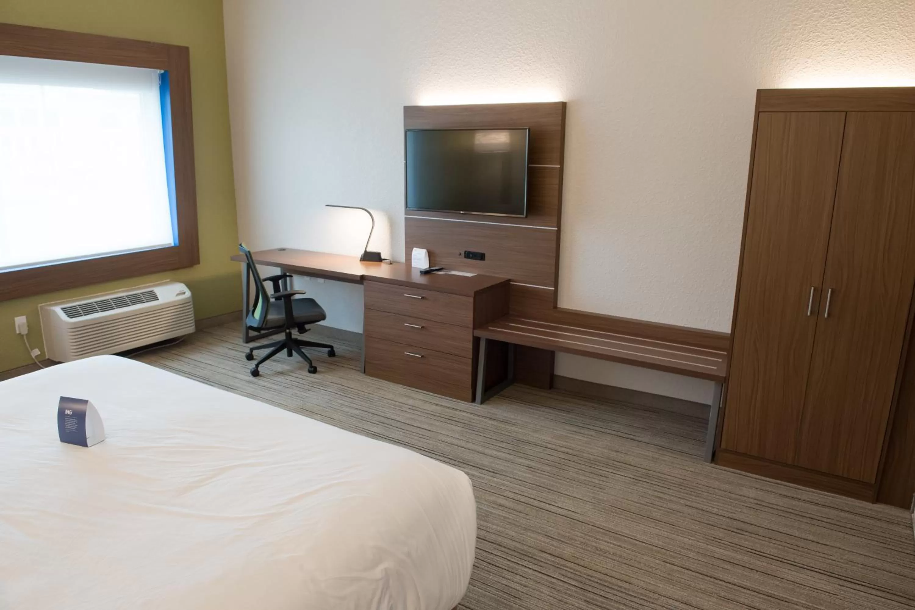 Photo of the whole room, Bed in Holiday Inn Express & Suites - Orland Park Mokena by IHG
